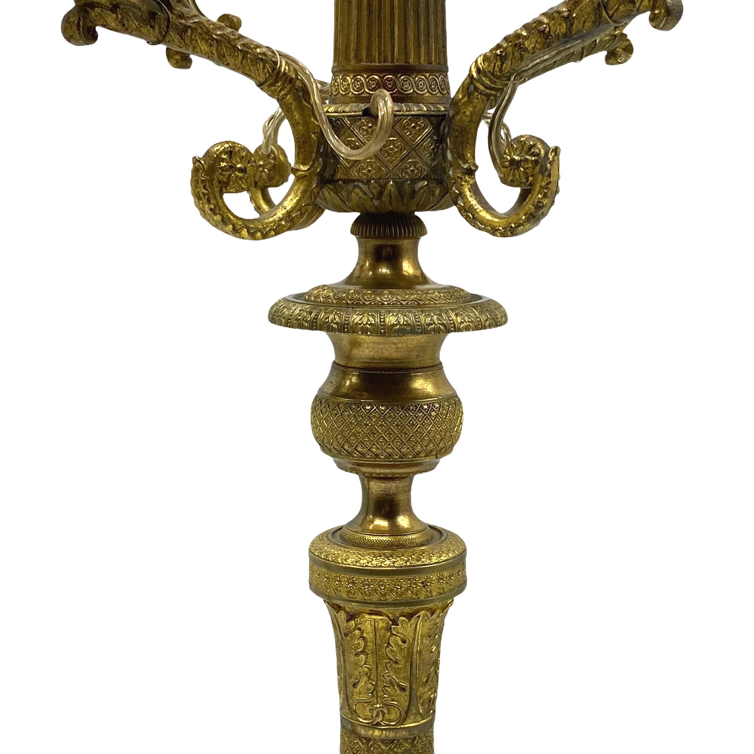 Paar französische Empire-Kandelaber aus vergoldeter Bronze des 19. Jahrhunderts  (Vergoldet) im Angebot
