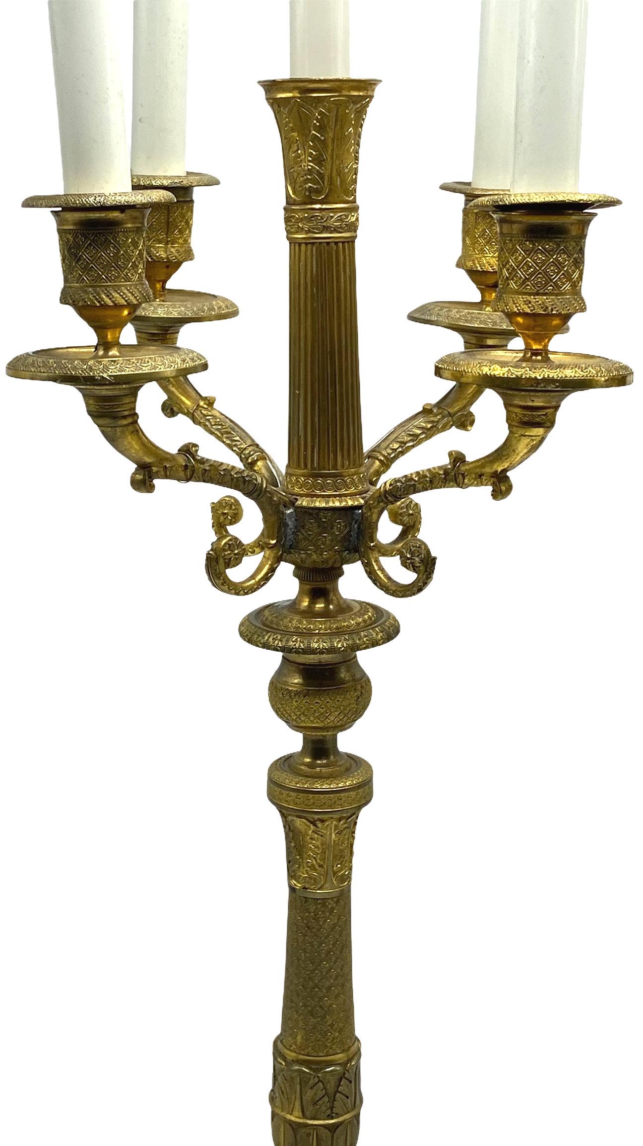 Dorato Coppia di lampade a candelabro in bronzo dorato Impero francese del XIX secolo in vendita