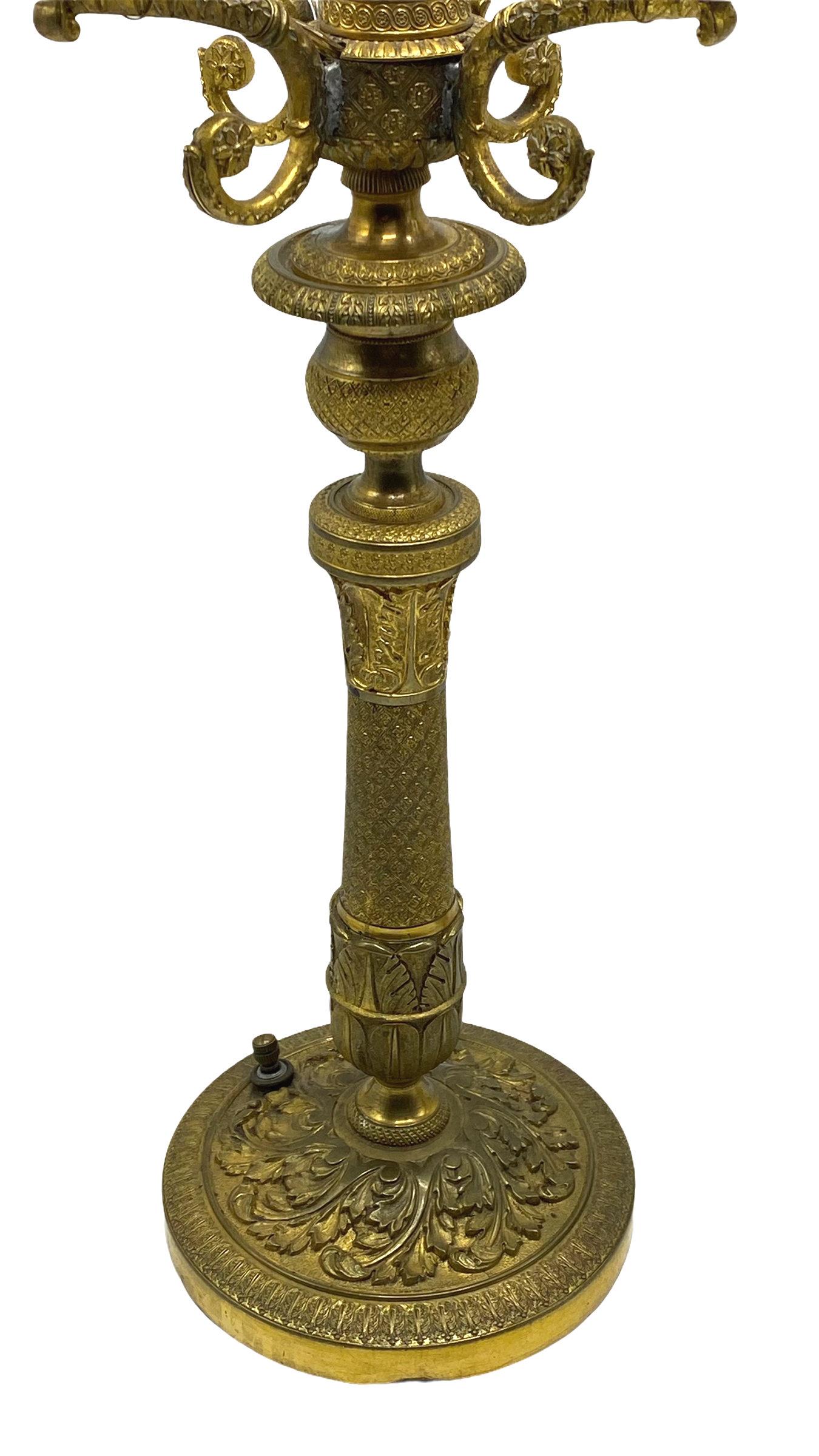 Paar französische Empire-Kandelaber aus vergoldeter Bronze des 19. Jahrhunderts  im Angebot 3