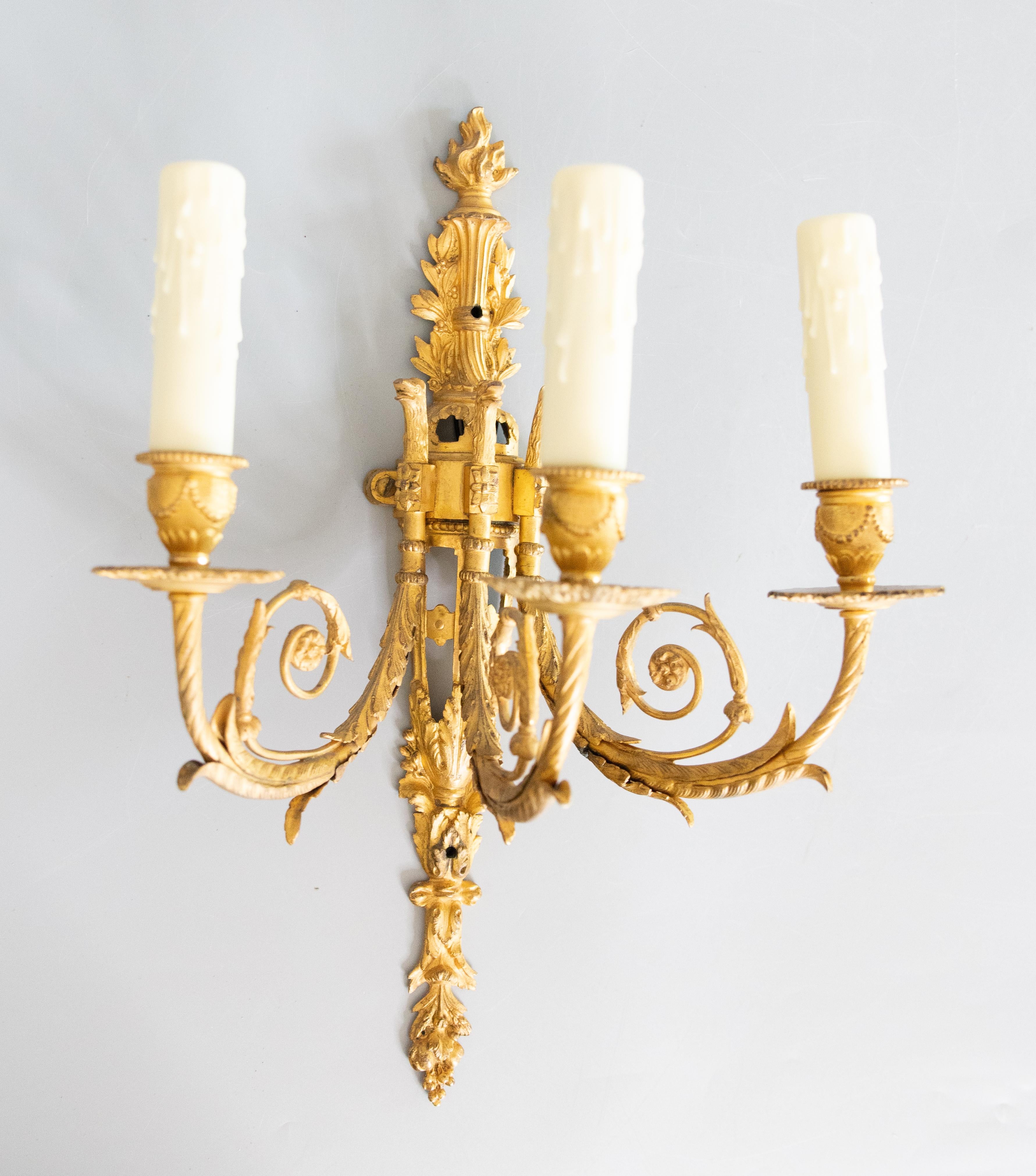 Stile impero Coppia di candelabri a tre luci in bronzo dorato Impero francese del XIX secolo in vendita