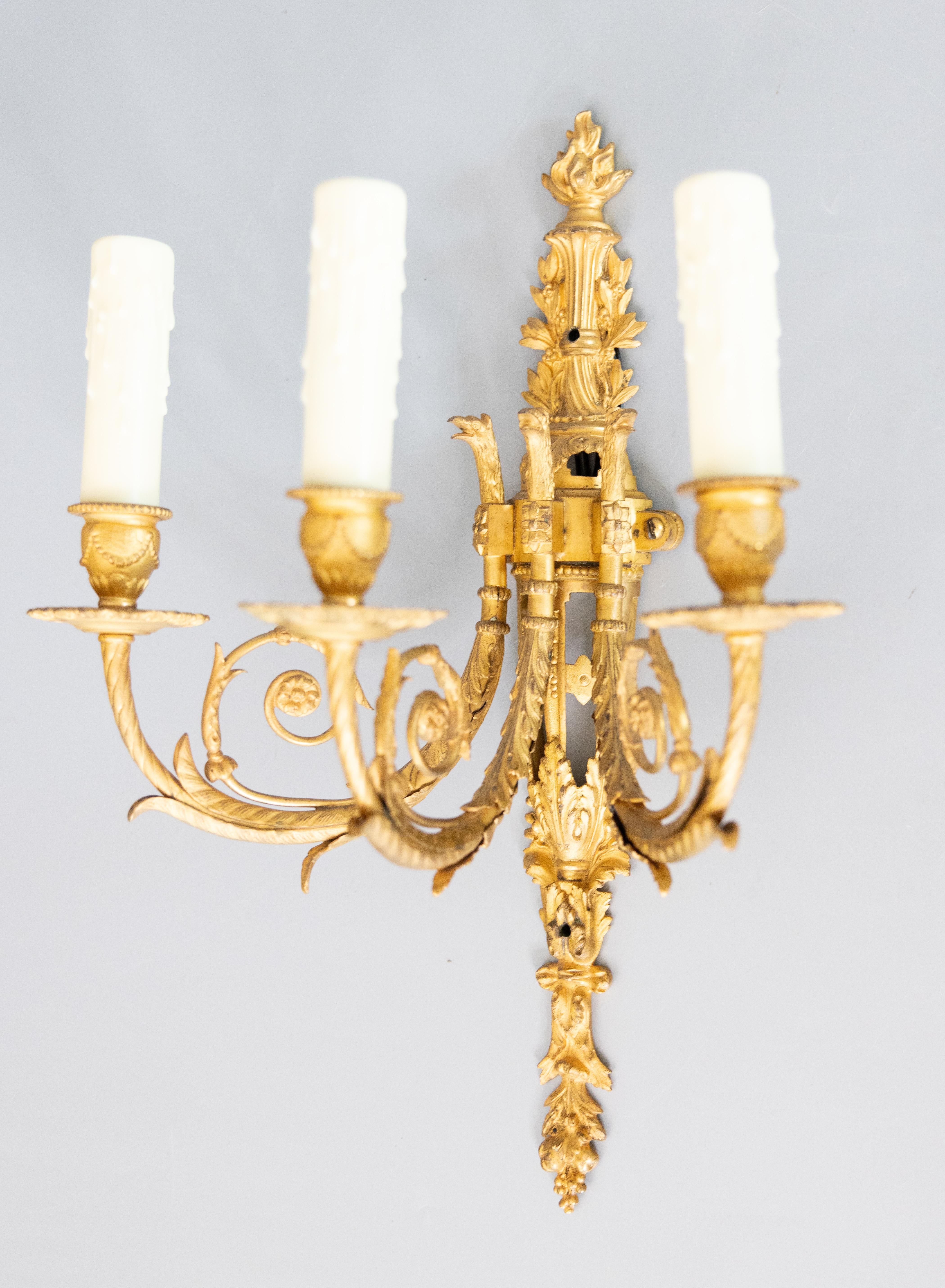 Francese Coppia di candelabri a tre luci in bronzo dorato Impero francese del XIX secolo in vendita