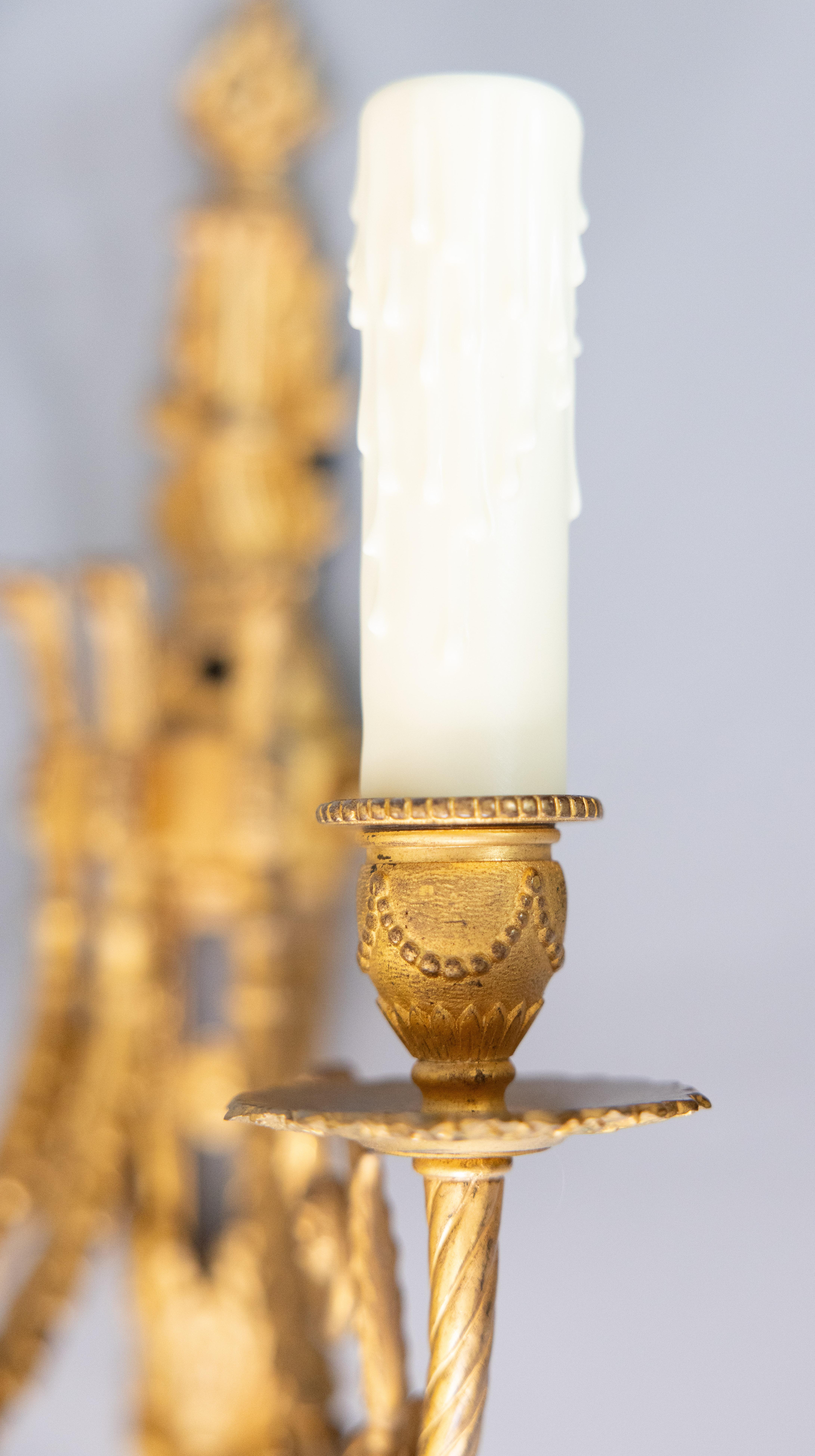 Dorato Coppia di candelabri a tre luci in bronzo dorato Impero francese del XIX secolo in vendita