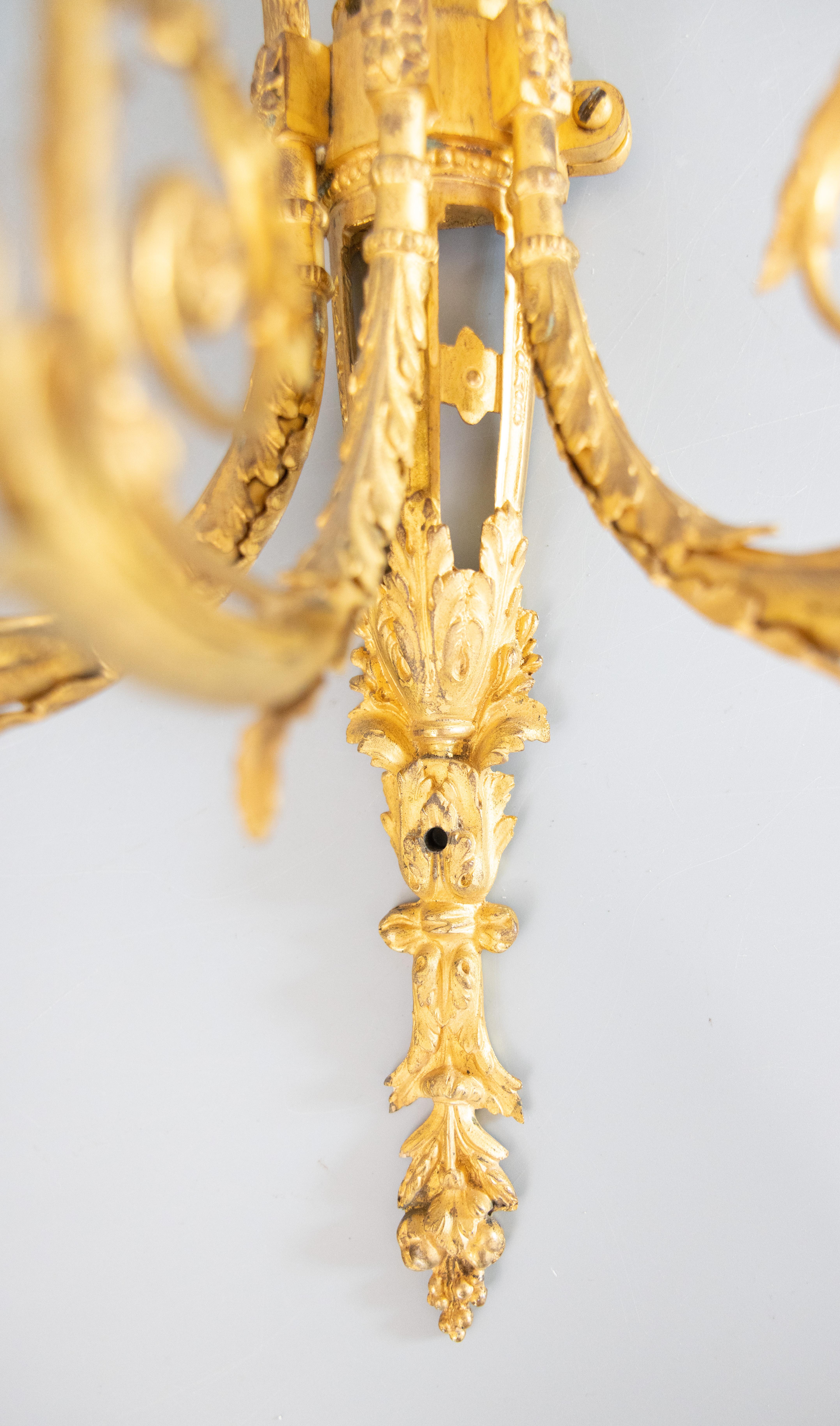Coppia di candelabri a tre luci in bronzo dorato Impero francese del XIX secolo In condizioni buone in vendita a Pearland, TX