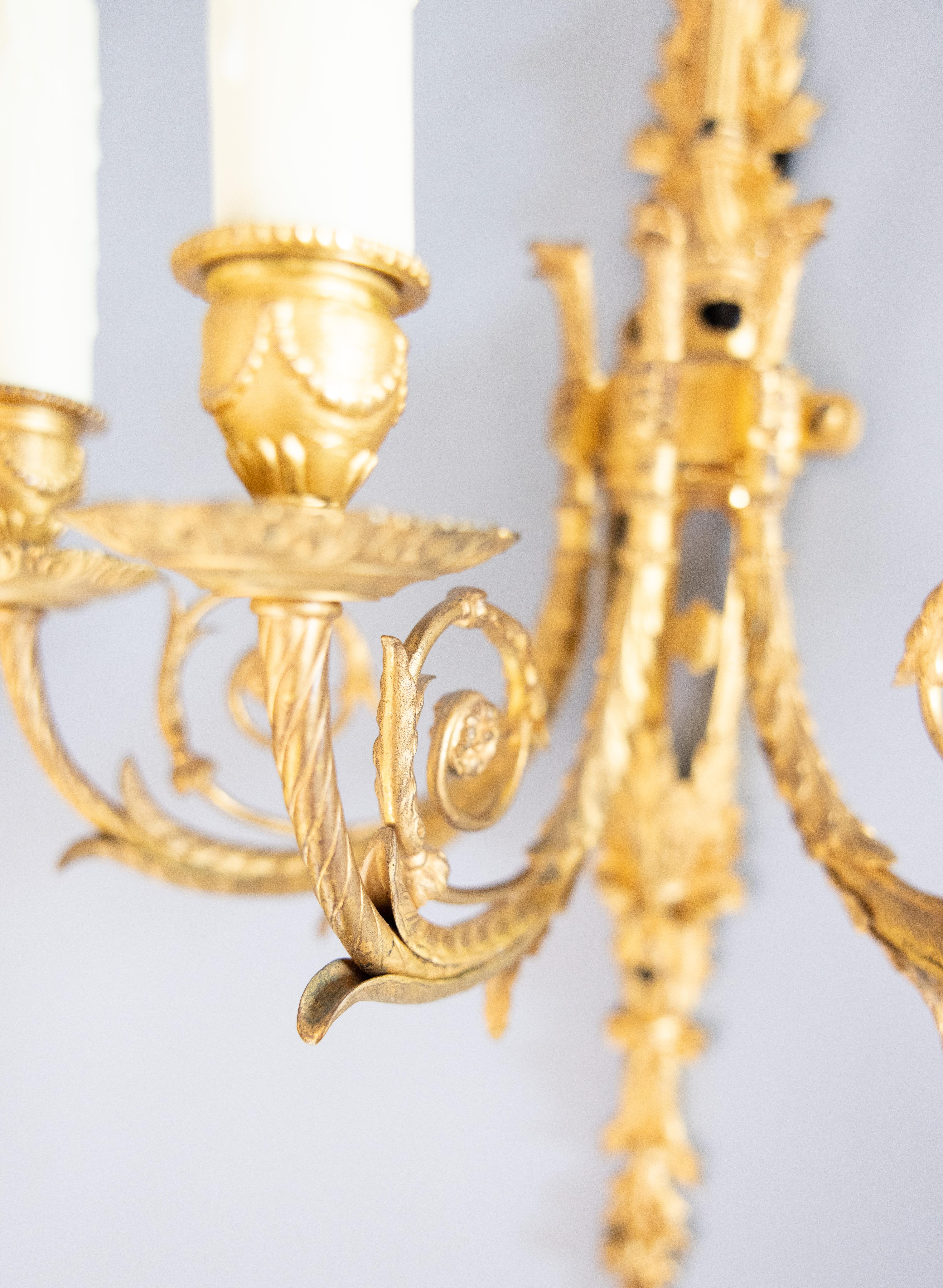 Bronzo Coppia di candelabri a tre luci in bronzo dorato Impero francese del XIX secolo in vendita