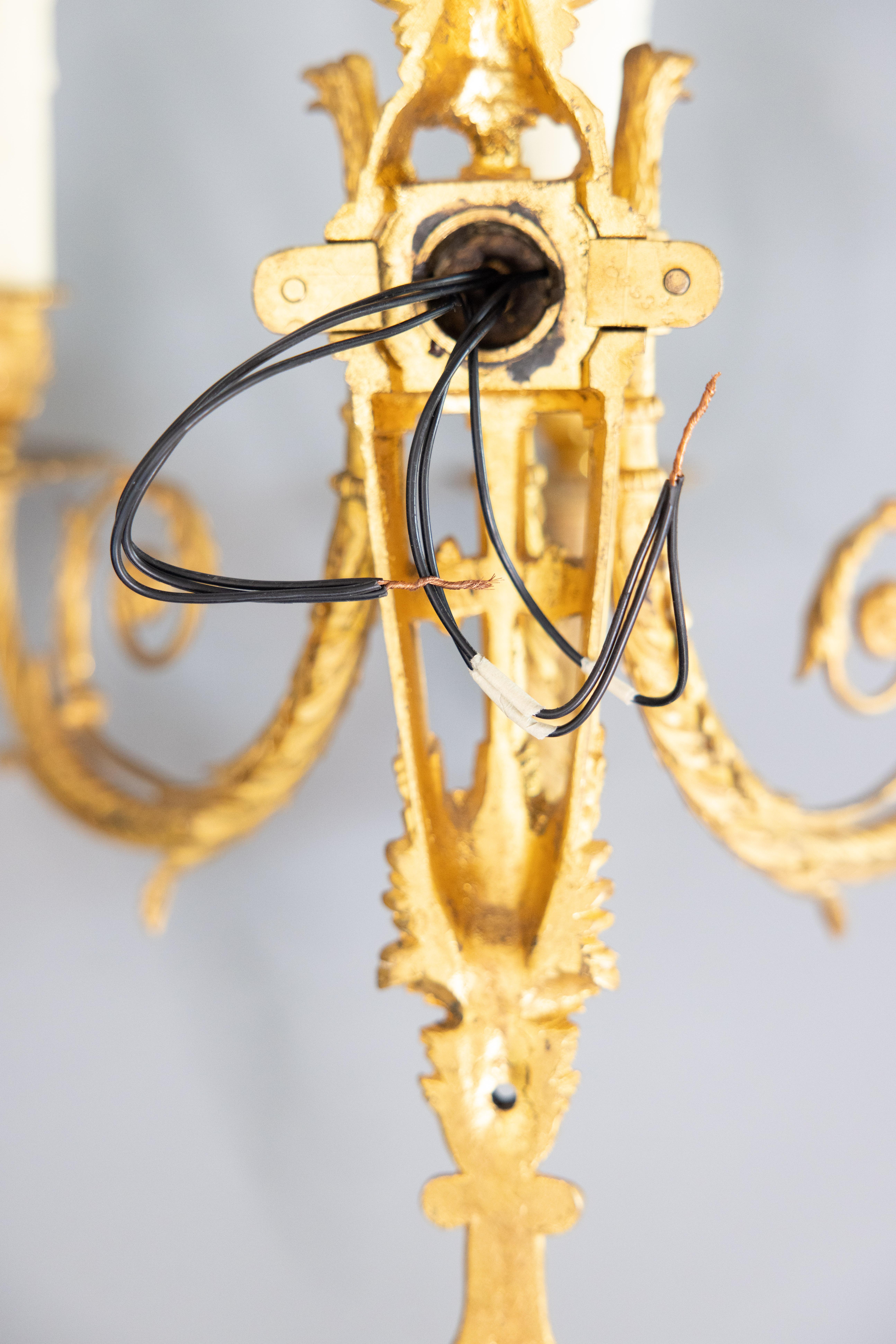 Coppia di candelabri a tre luci in bronzo dorato Impero francese del XIX secolo in vendita 1