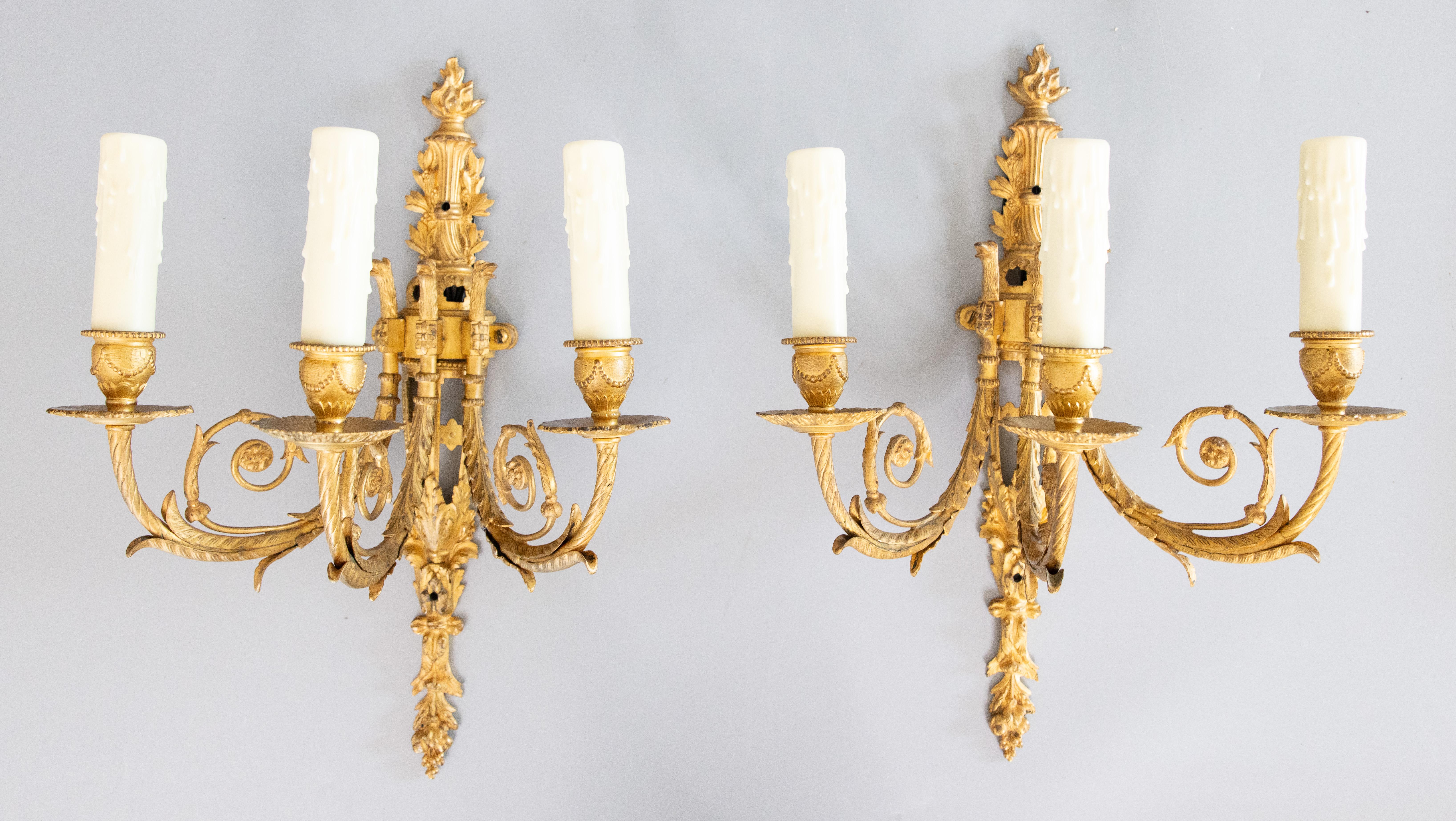 Paire d'appliques à trois chandeliers en bronze doré de style Empire français du XIXe siècle en vente 3