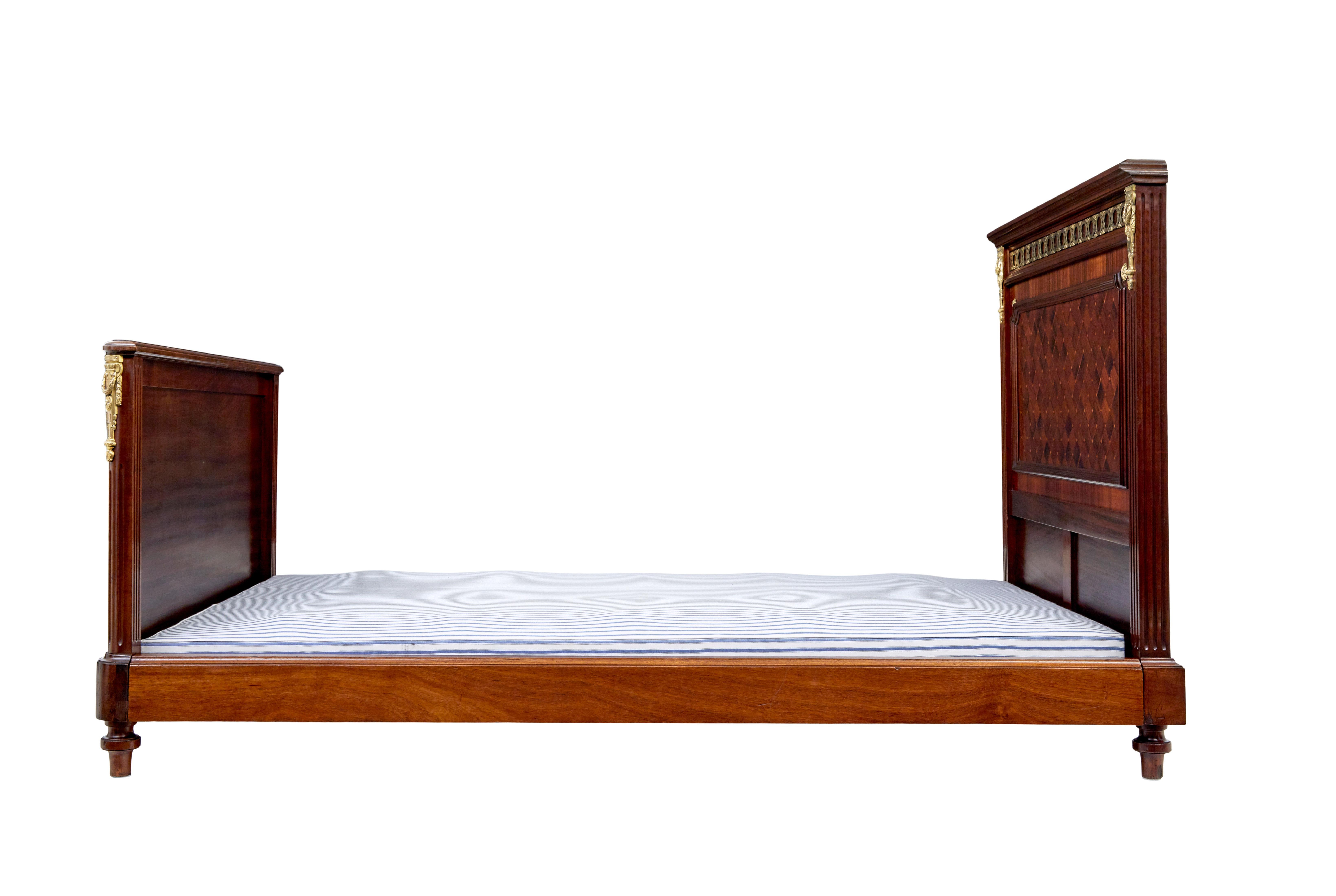 Paar französische Empire-Betten aus Mahagoni und Nussbaumholz aus dem 19. Jahrhundert im Angebot 2