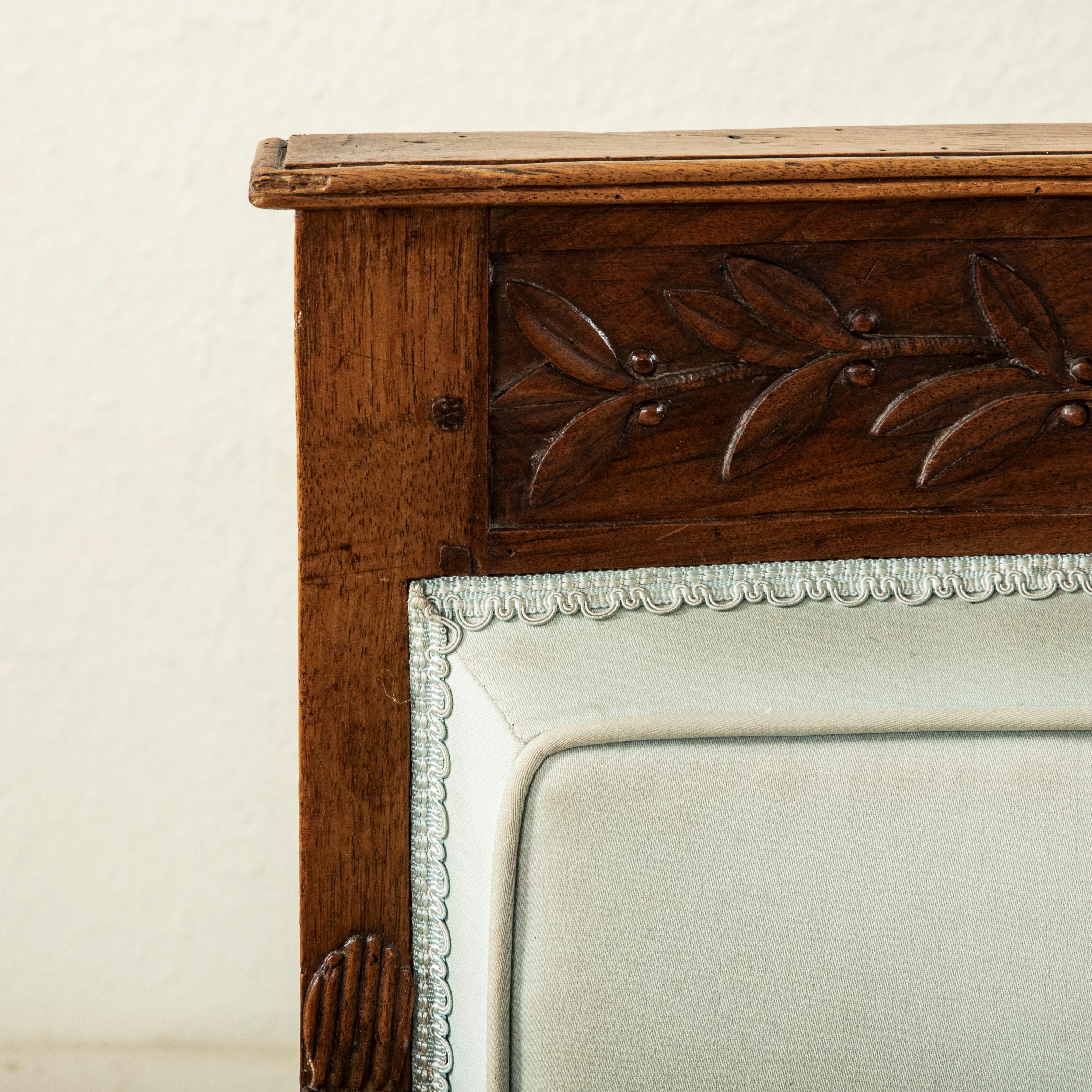 Paire de fauteuils en noyer sculptés à la main d'époque Empire du 19e siècle, Bergeres en vente 4