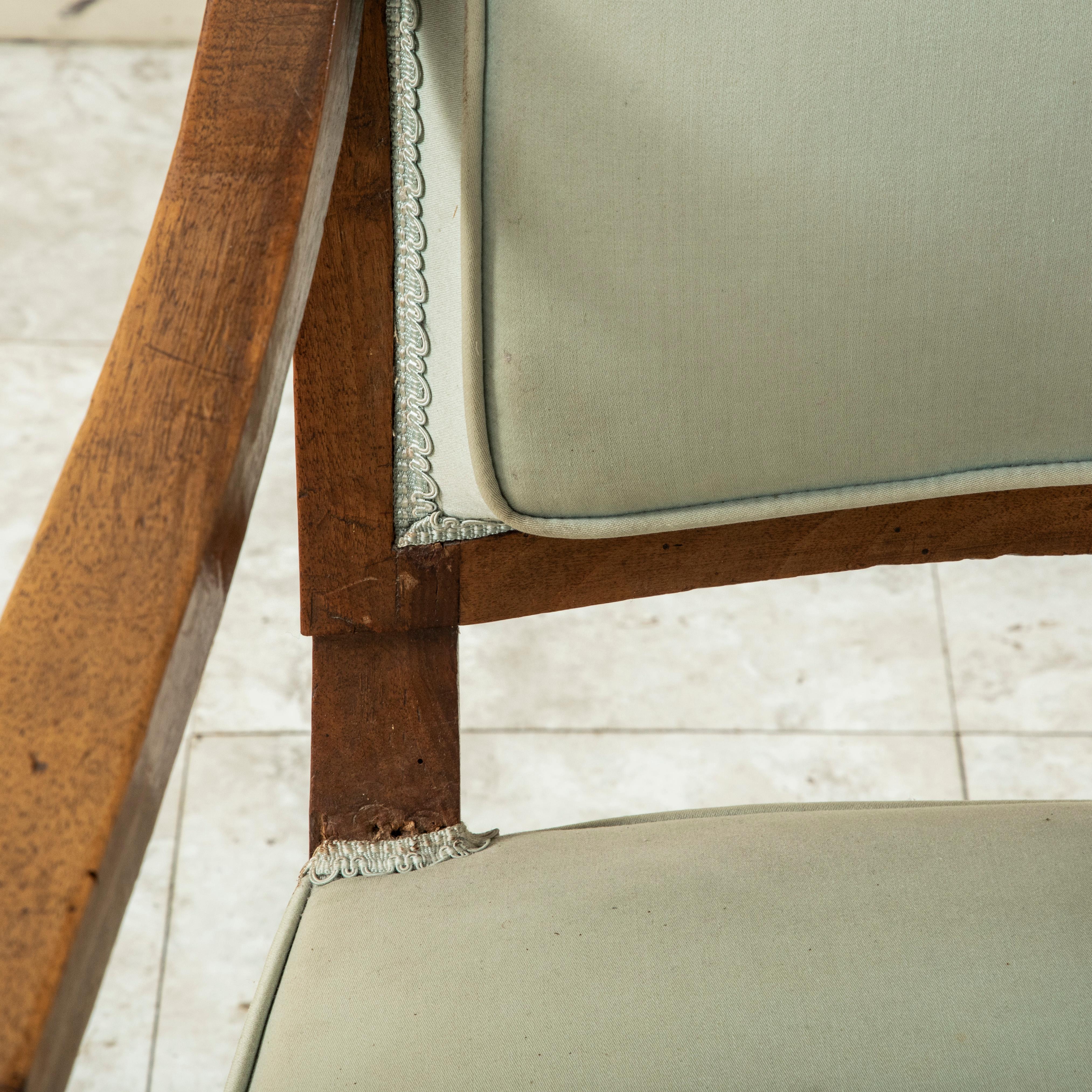 Paire de fauteuils en noyer sculptés à la main d'époque Empire du 19e siècle, Bergeres en vente 5