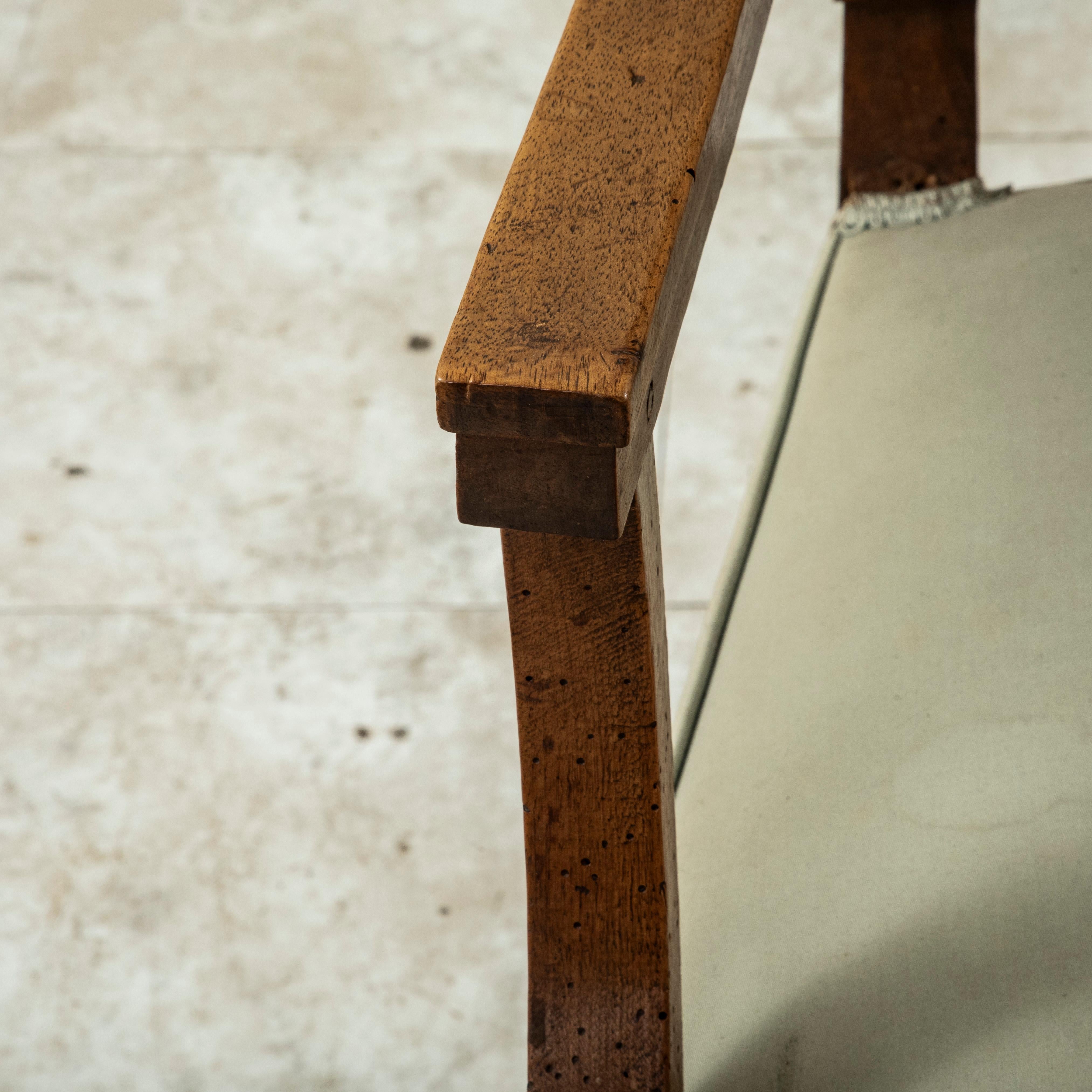 Paire de fauteuils en noyer sculptés à la main d'époque Empire du 19e siècle, Bergeres en vente 6
