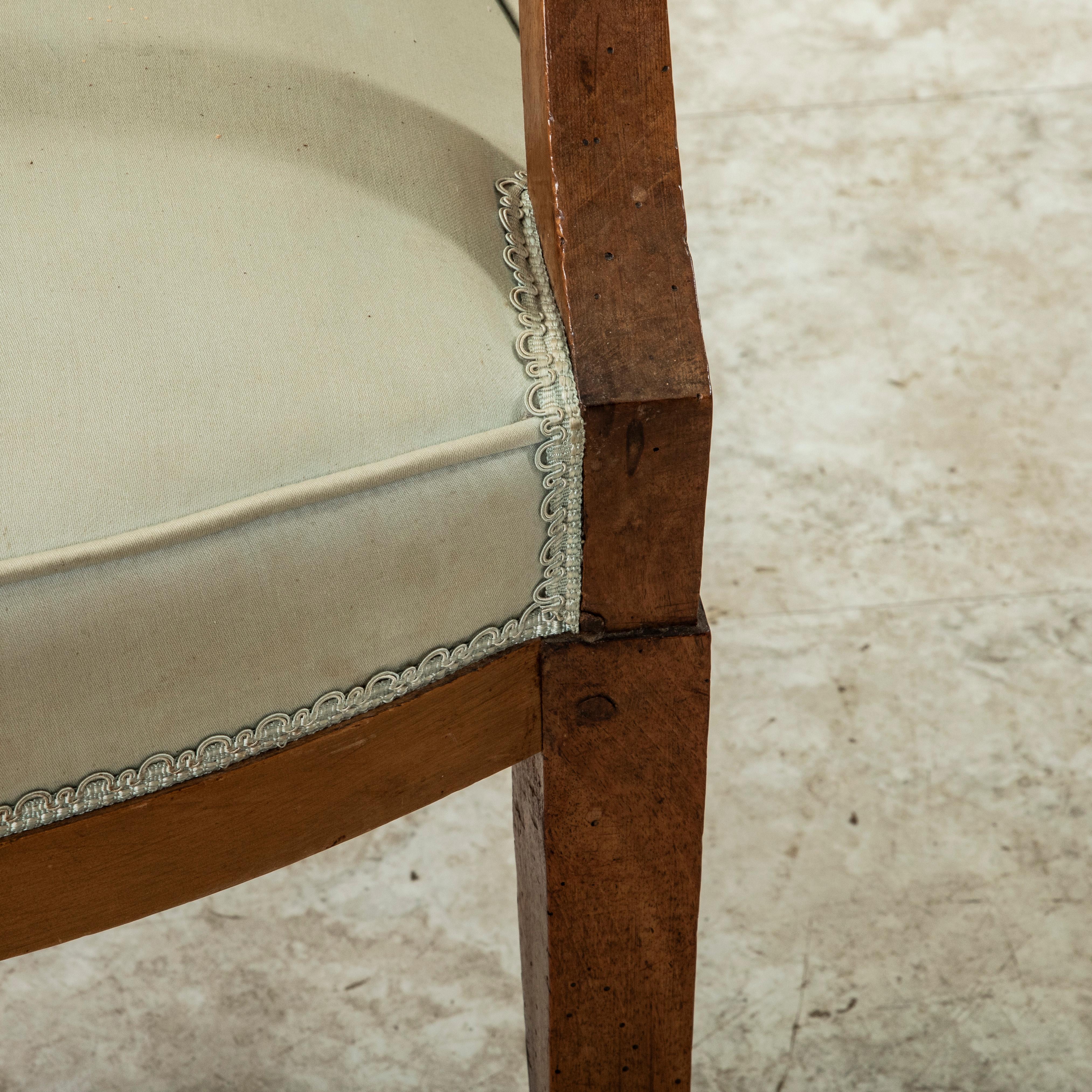 Paire de fauteuils en noyer sculptés à la main d'époque Empire du 19e siècle, Bergeres en vente 7
