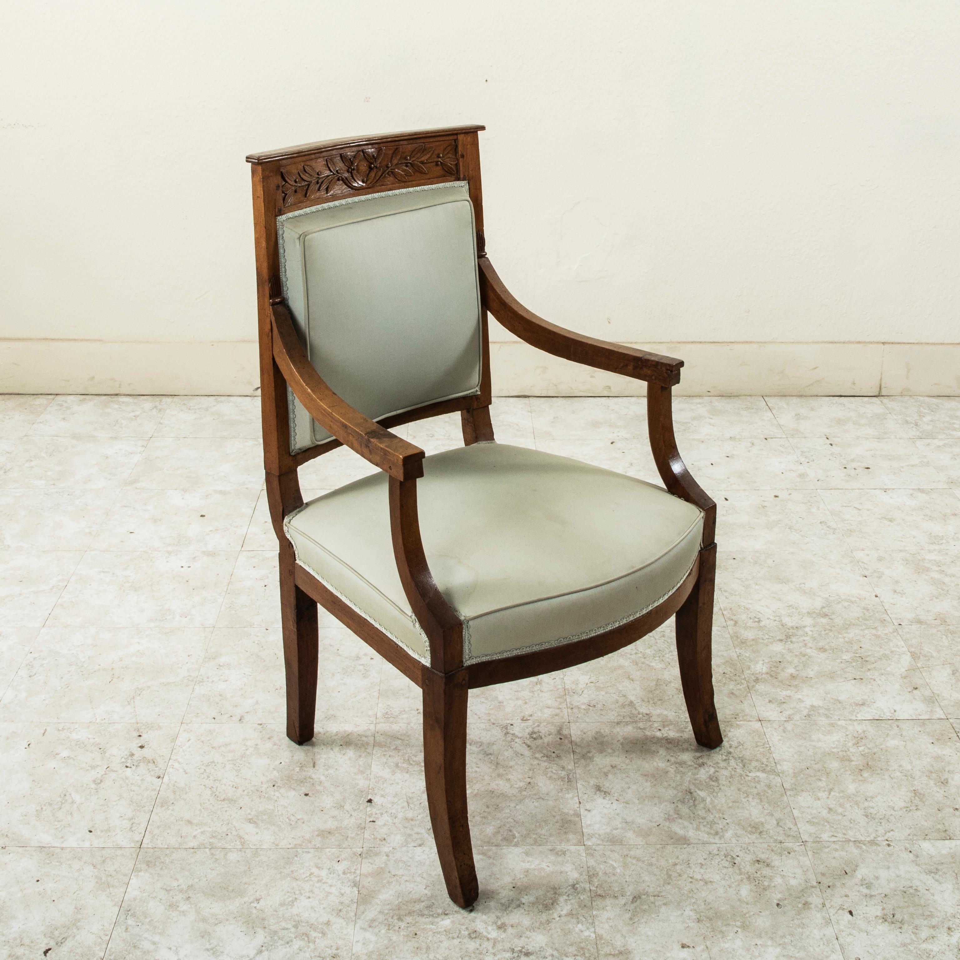 Paire de fauteuils en noyer sculptés à la main d'époque Empire du 19e siècle, Bergeres en vente 9