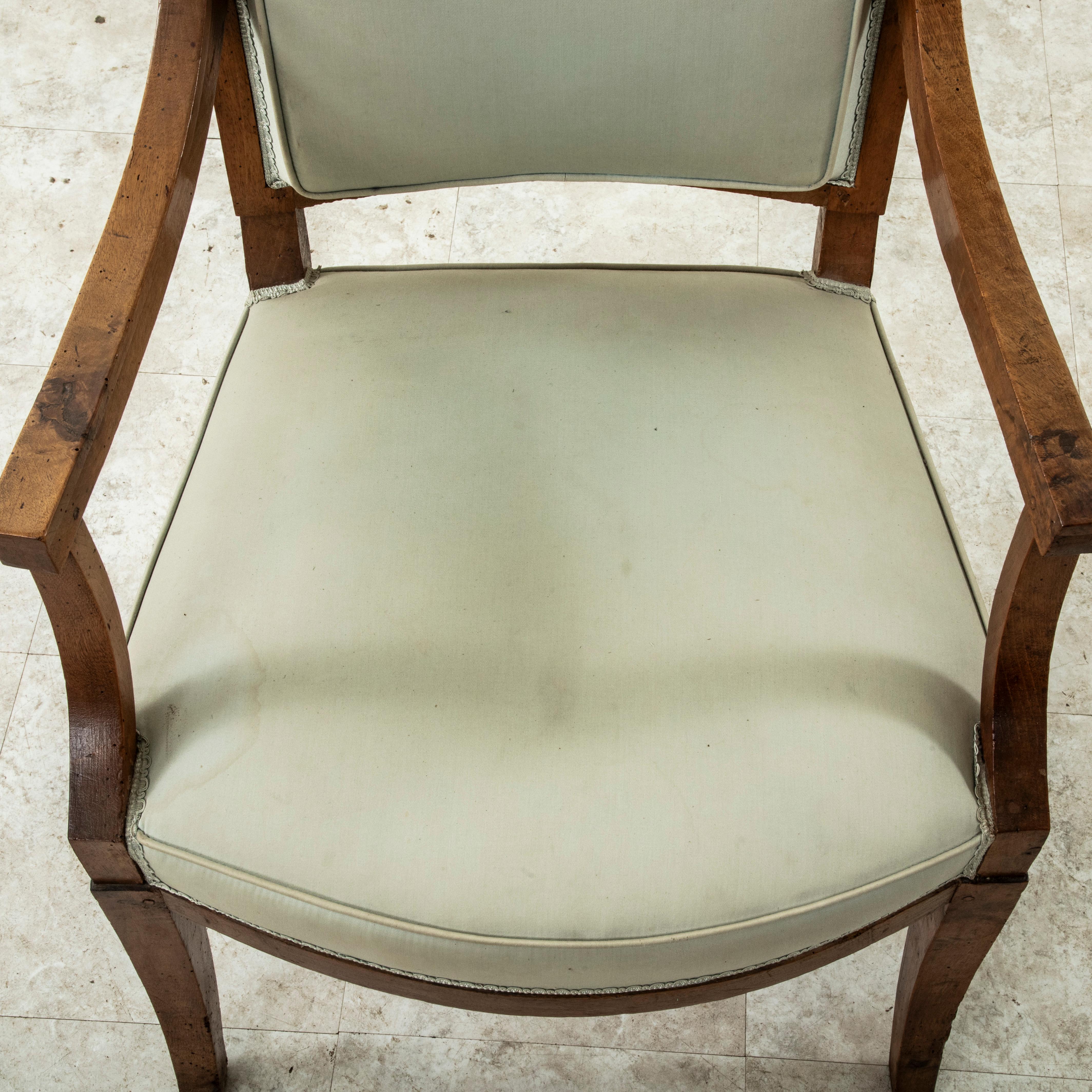 Paire de fauteuils en noyer sculptés à la main d'époque Empire du 19e siècle, Bergeres en vente 10