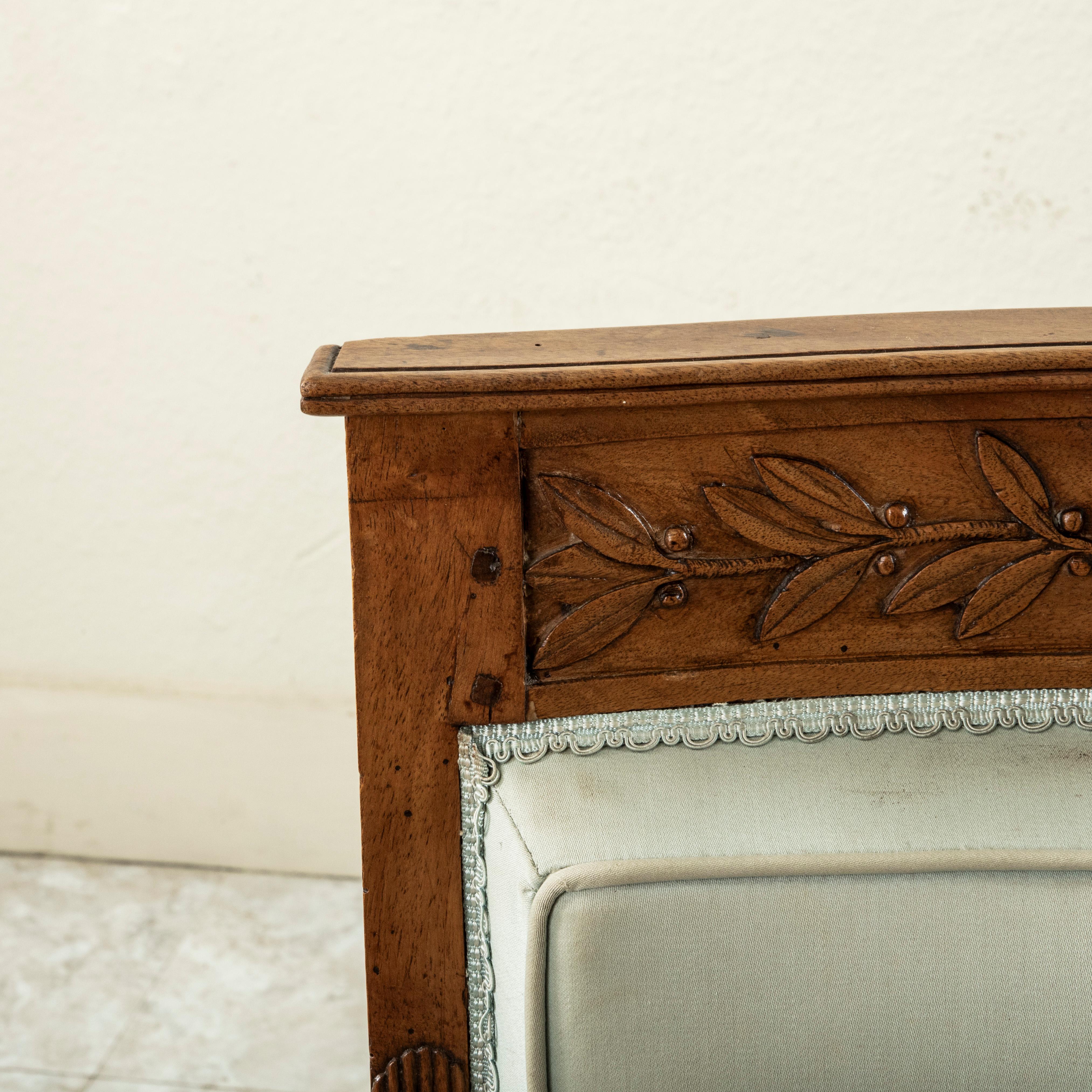 Paire de fauteuils en noyer sculptés à la main d'époque Empire du 19e siècle, Bergeres en vente 11