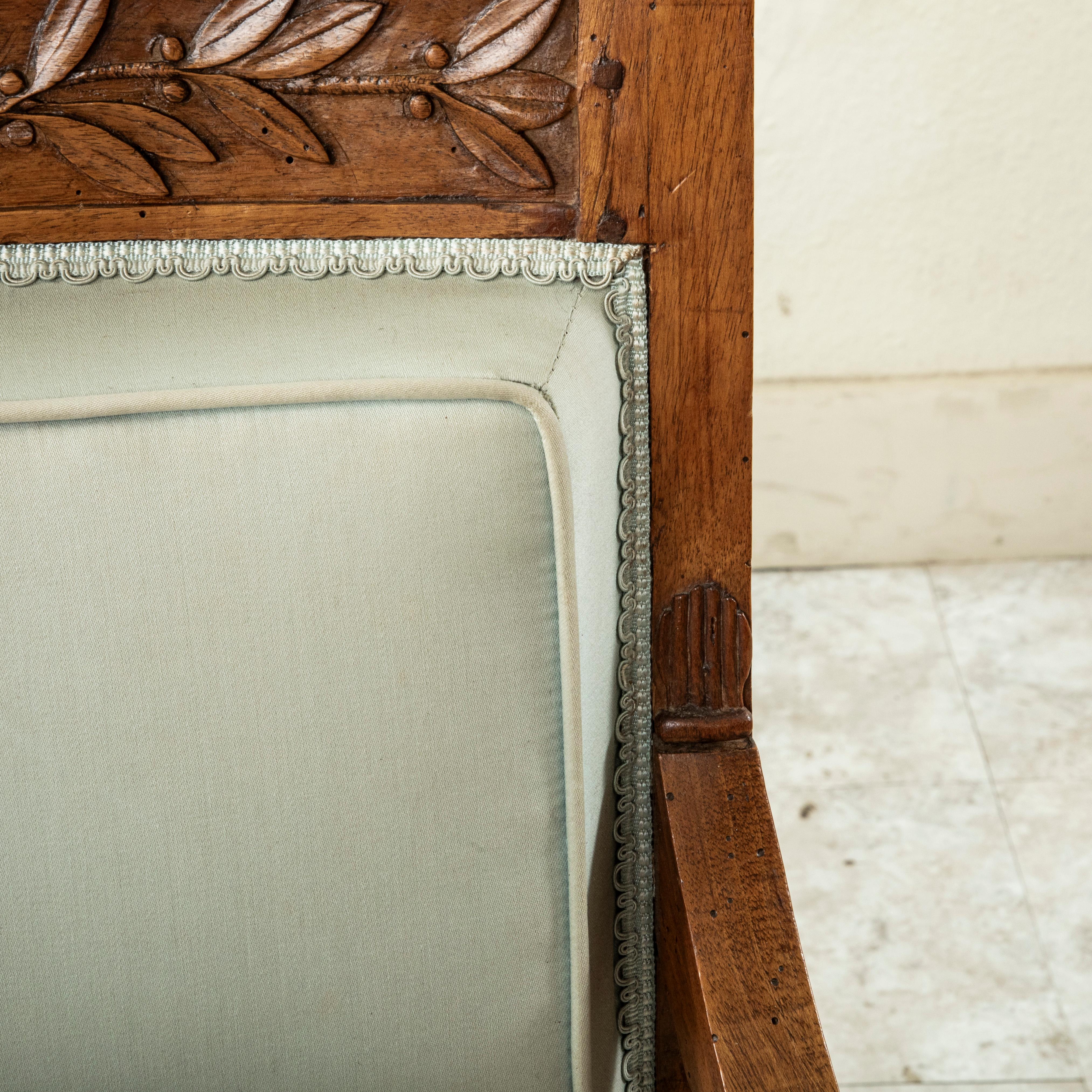 Paire de fauteuils en noyer sculptés à la main d'époque Empire du 19e siècle, Bergeres en vente 12