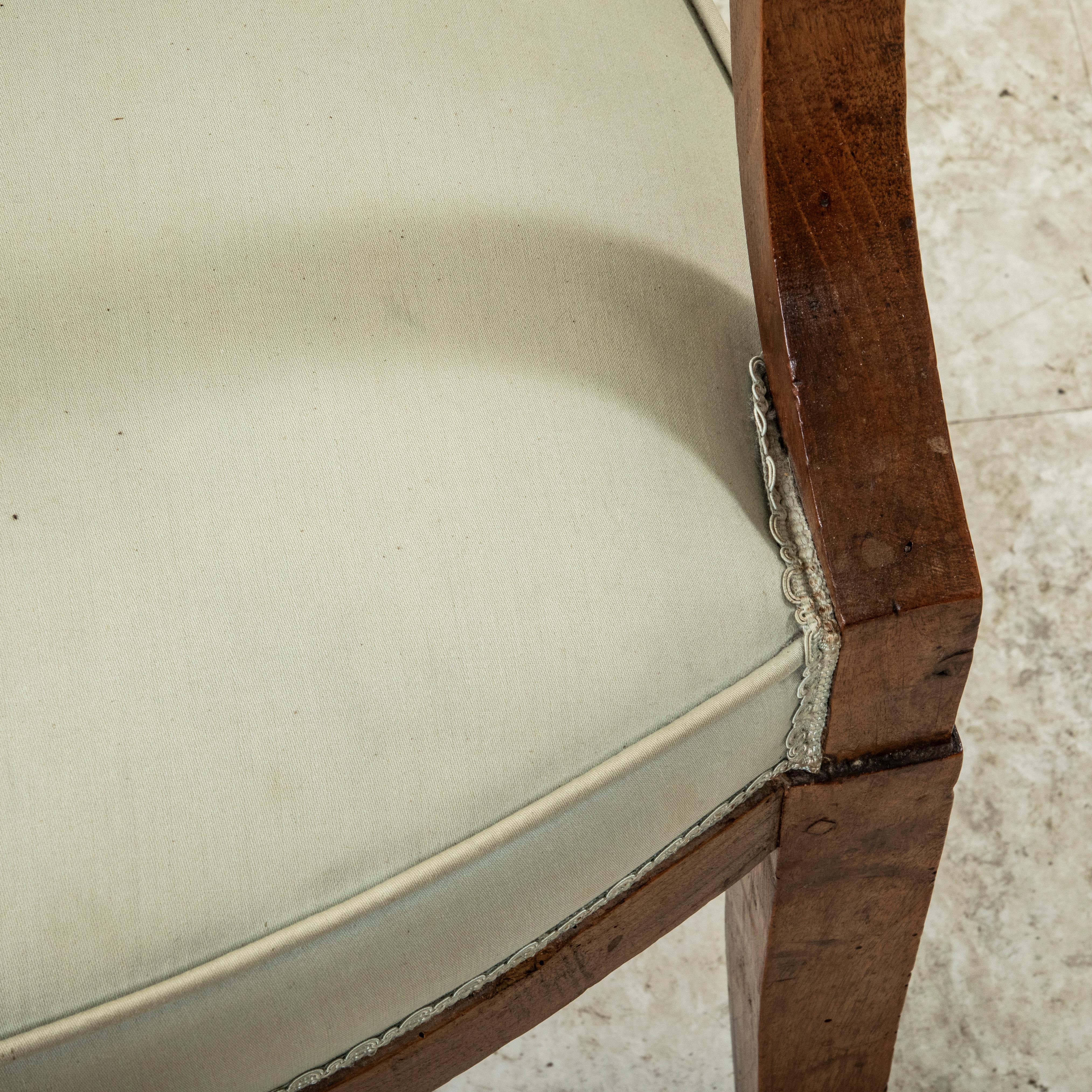 Paire de fauteuils en noyer sculptés à la main d'époque Empire du 19e siècle, Bergeres en vente 13