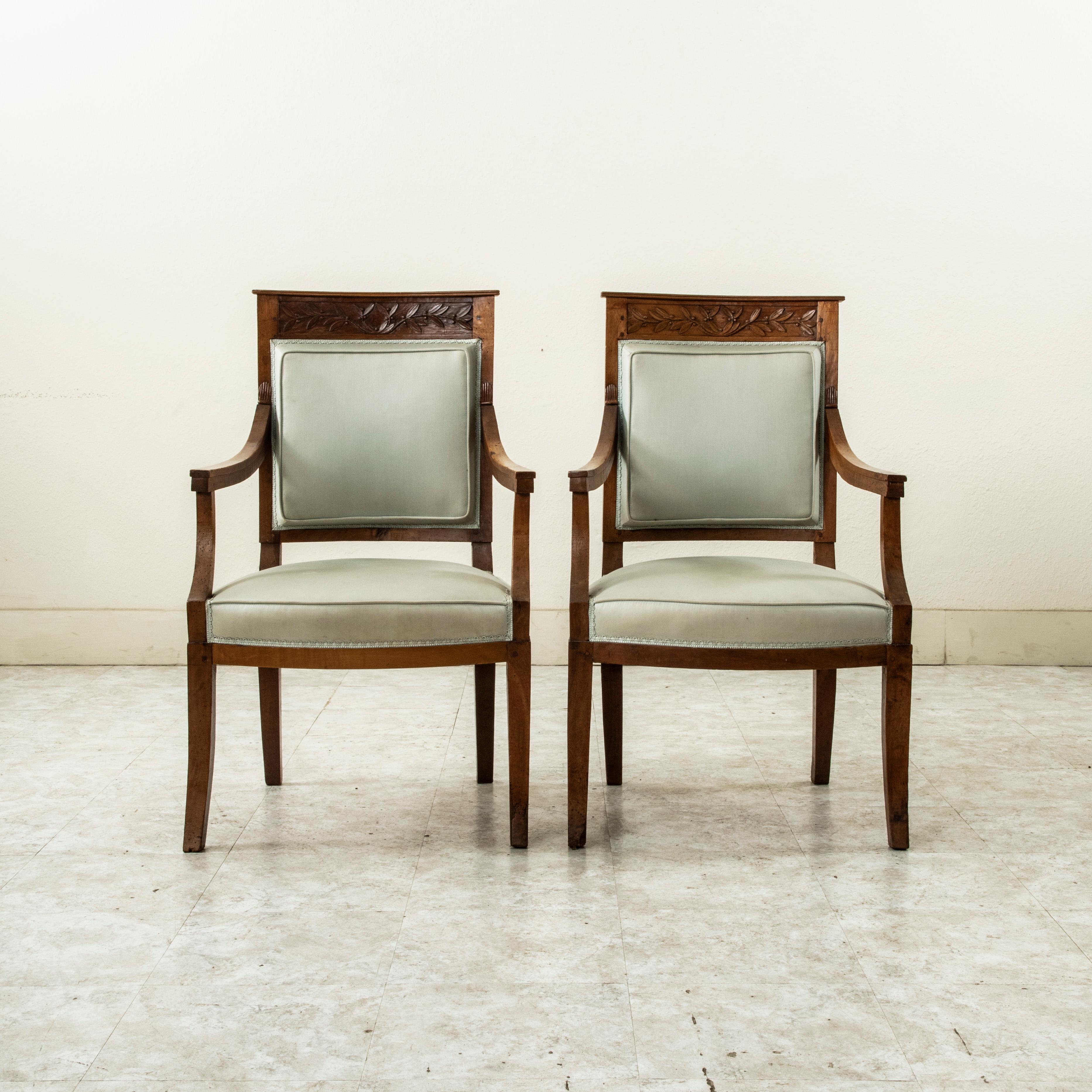 Français Paire de fauteuils en noyer sculptés à la main d'époque Empire du 19e siècle, Bergeres en vente