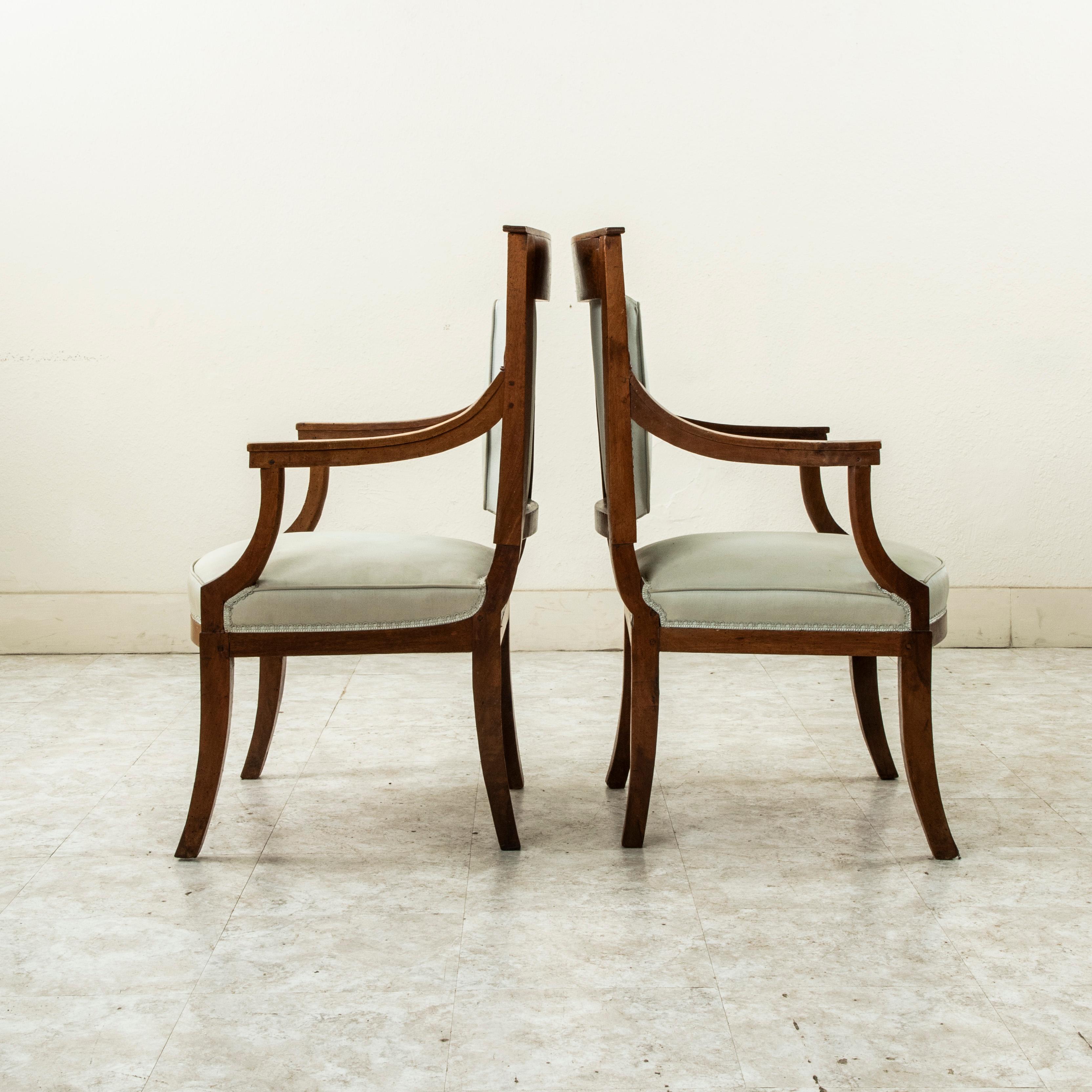 Sculpté à la main Paire de fauteuils en noyer sculptés à la main d'époque Empire du 19e siècle, Bergeres en vente