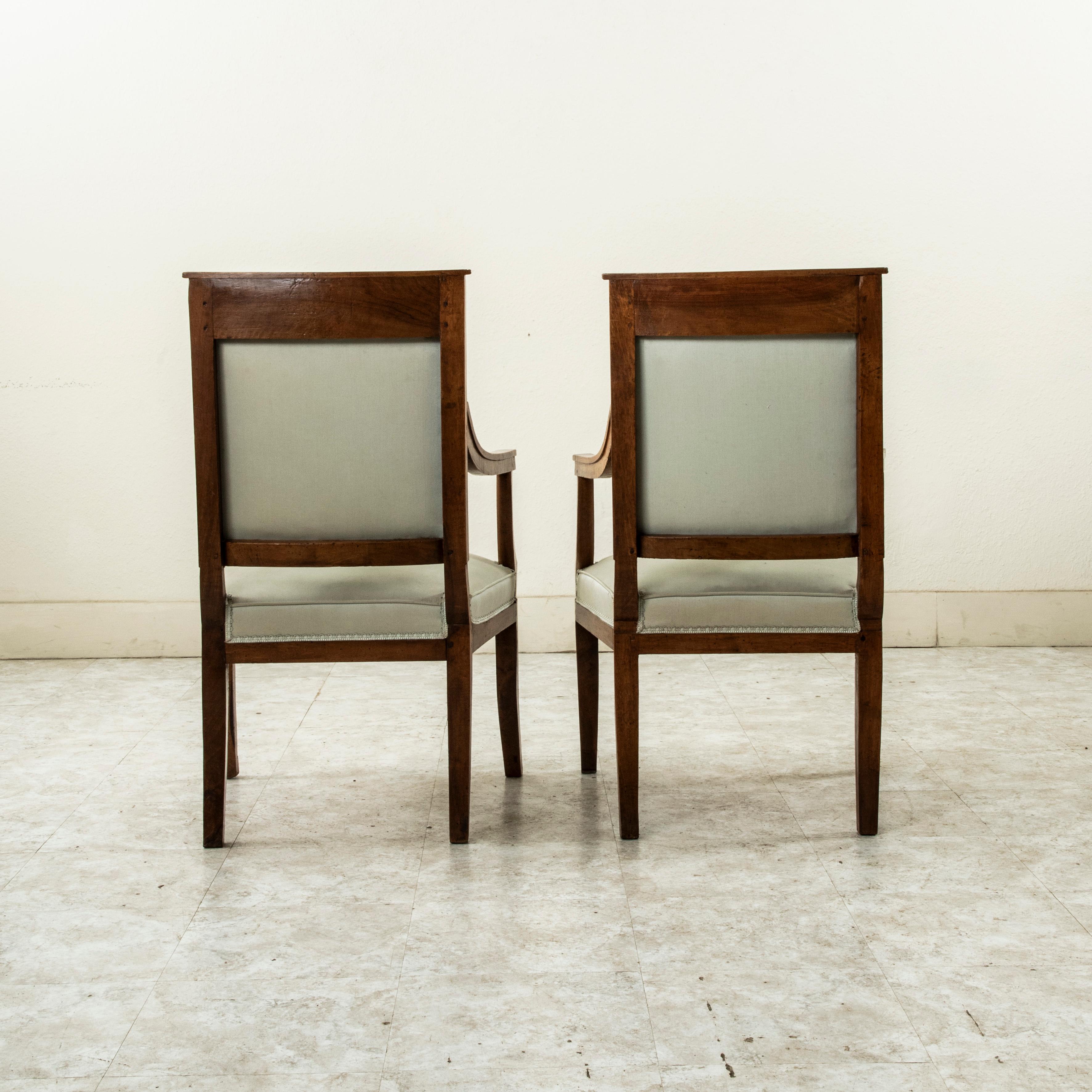 Paire de fauteuils en noyer sculptés à la main d'époque Empire du 19e siècle, Bergeres Bon état - En vente à Fayetteville, AR