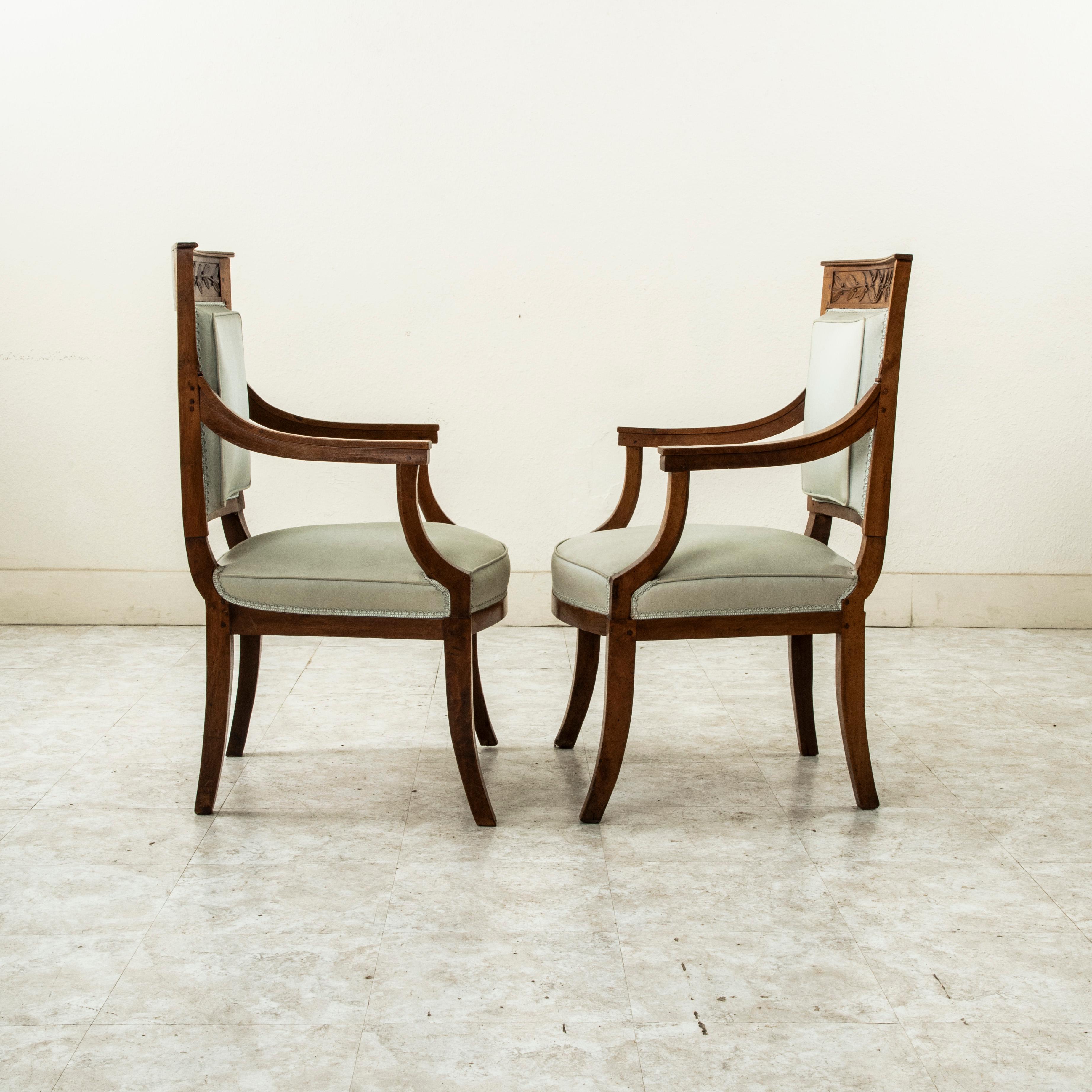 XIXe siècle Paire de fauteuils en noyer sculptés à la main d'époque Empire du 19e siècle, Bergeres en vente