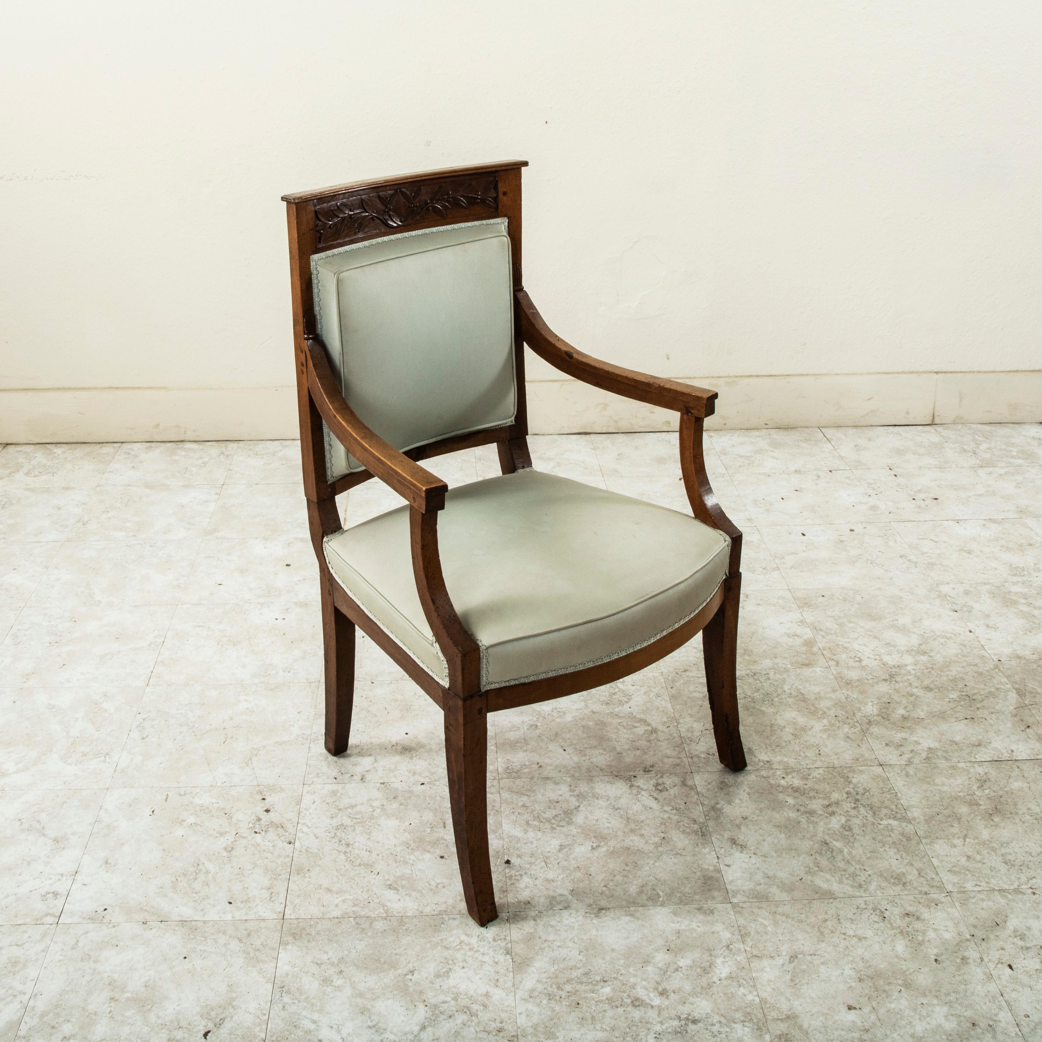 Tissu d'ameublement Paire de fauteuils en noyer sculptés à la main d'époque Empire du 19e siècle, Bergeres en vente