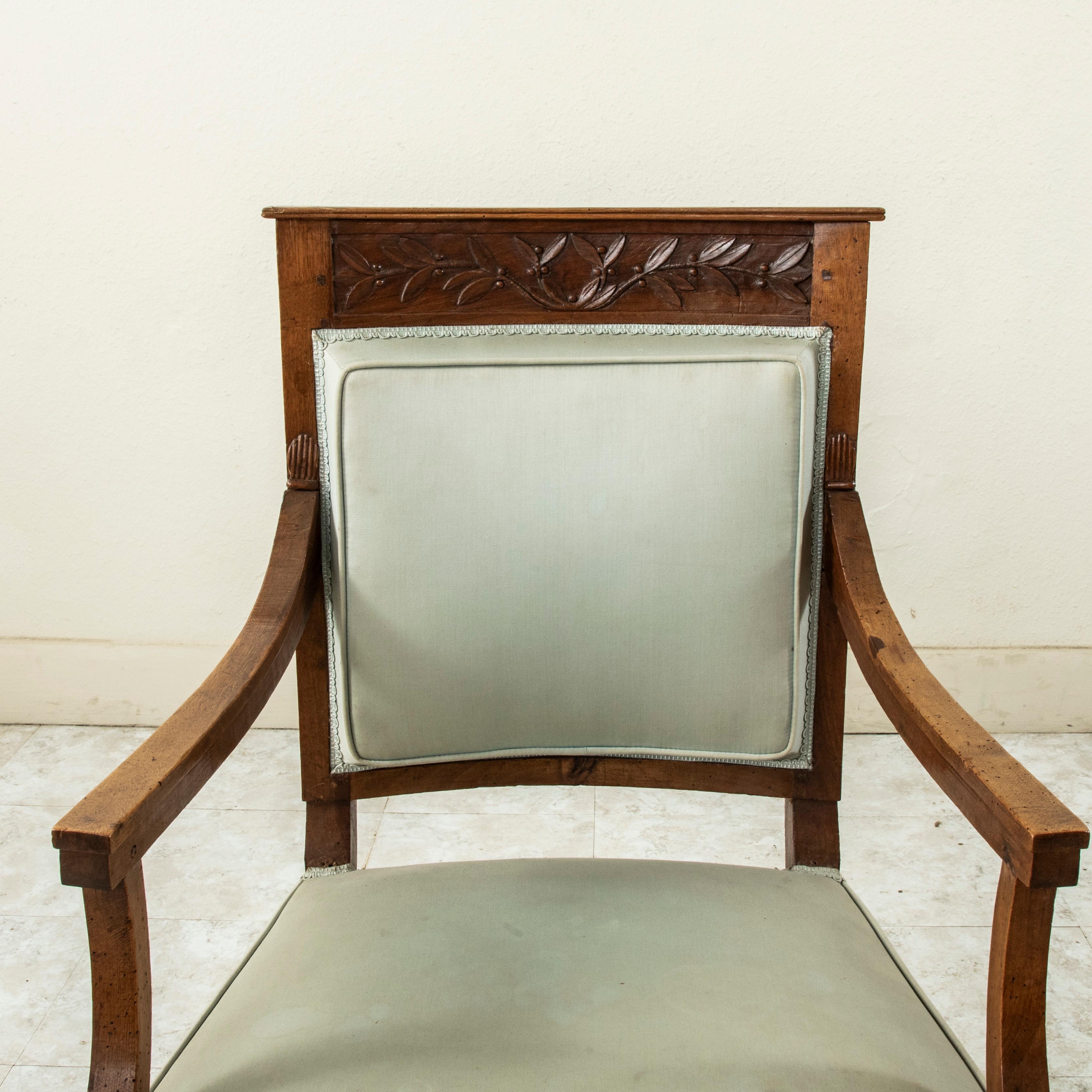 Paire de fauteuils en noyer sculptés à la main d'époque Empire du 19e siècle, Bergeres en vente 1