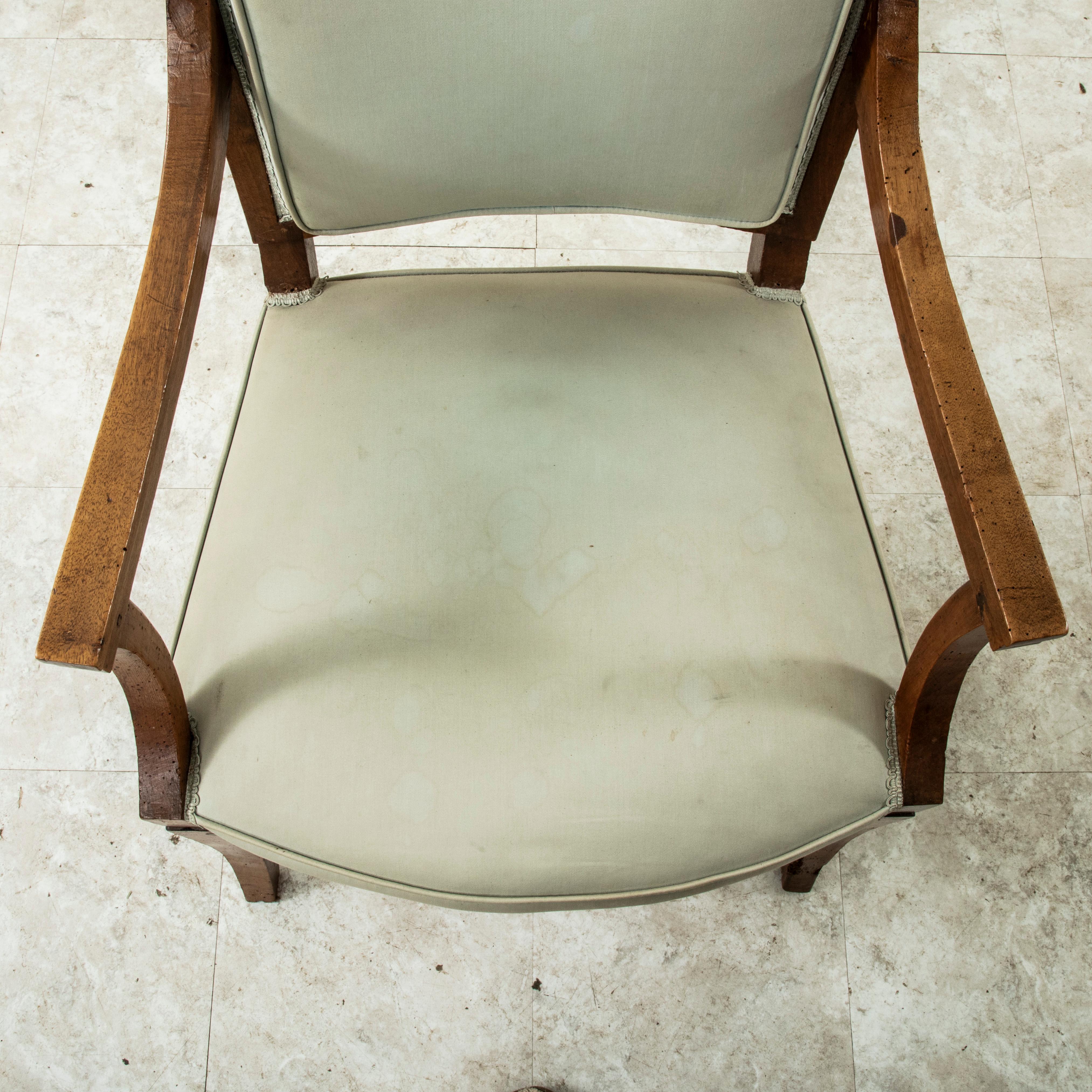 Paire de fauteuils en noyer sculptés à la main d'époque Empire du 19e siècle, Bergeres en vente 2