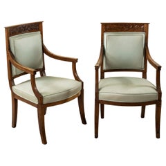 Paire de fauteuils en noyer sculptés à la main d'époque Empire du 19e siècle, Bergeres