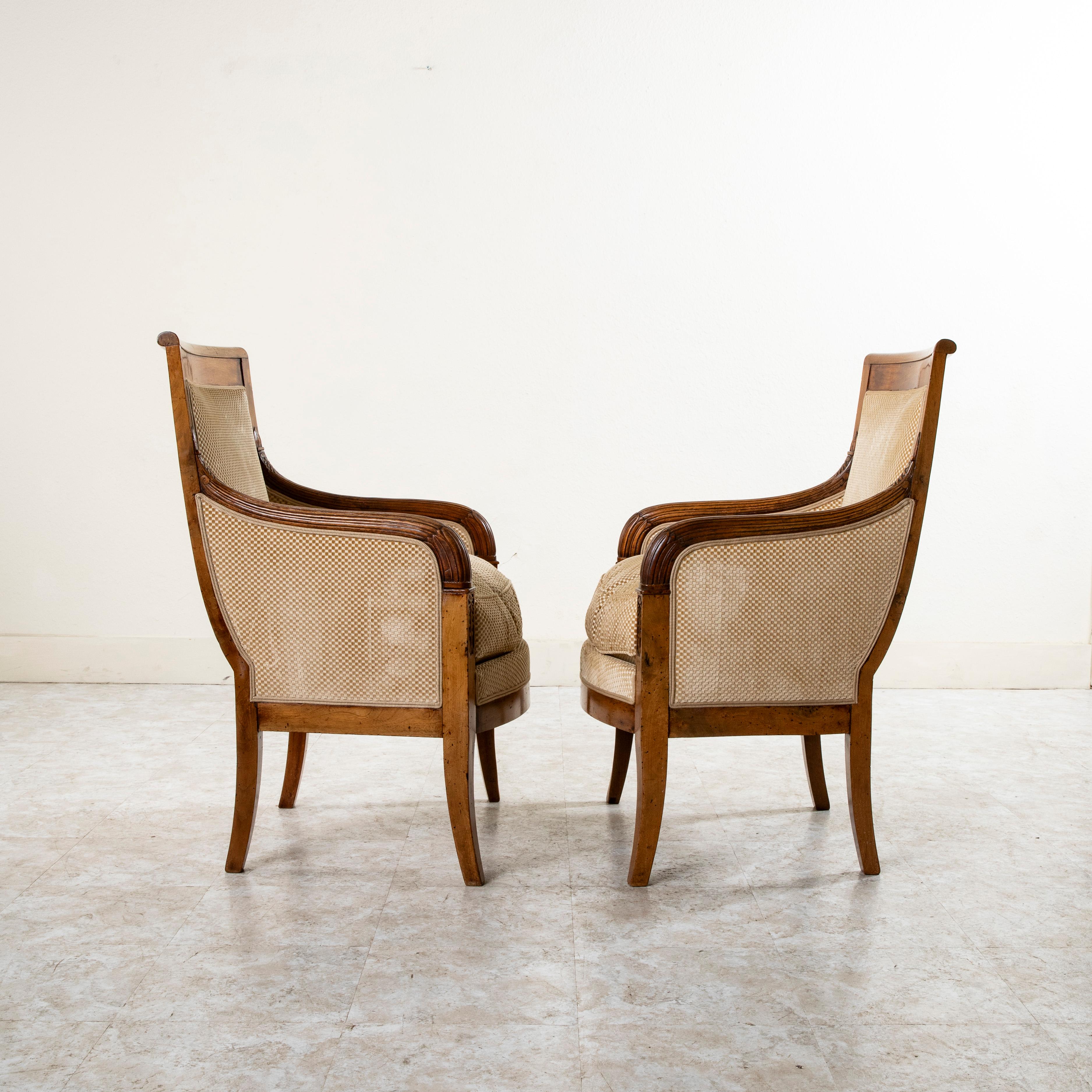 Paar handgeschnitzte Bergeres aus Nussbaumholz aus der französischen Empire-Periode des 19. Jahrhunderts, Sessel im Angebot 1