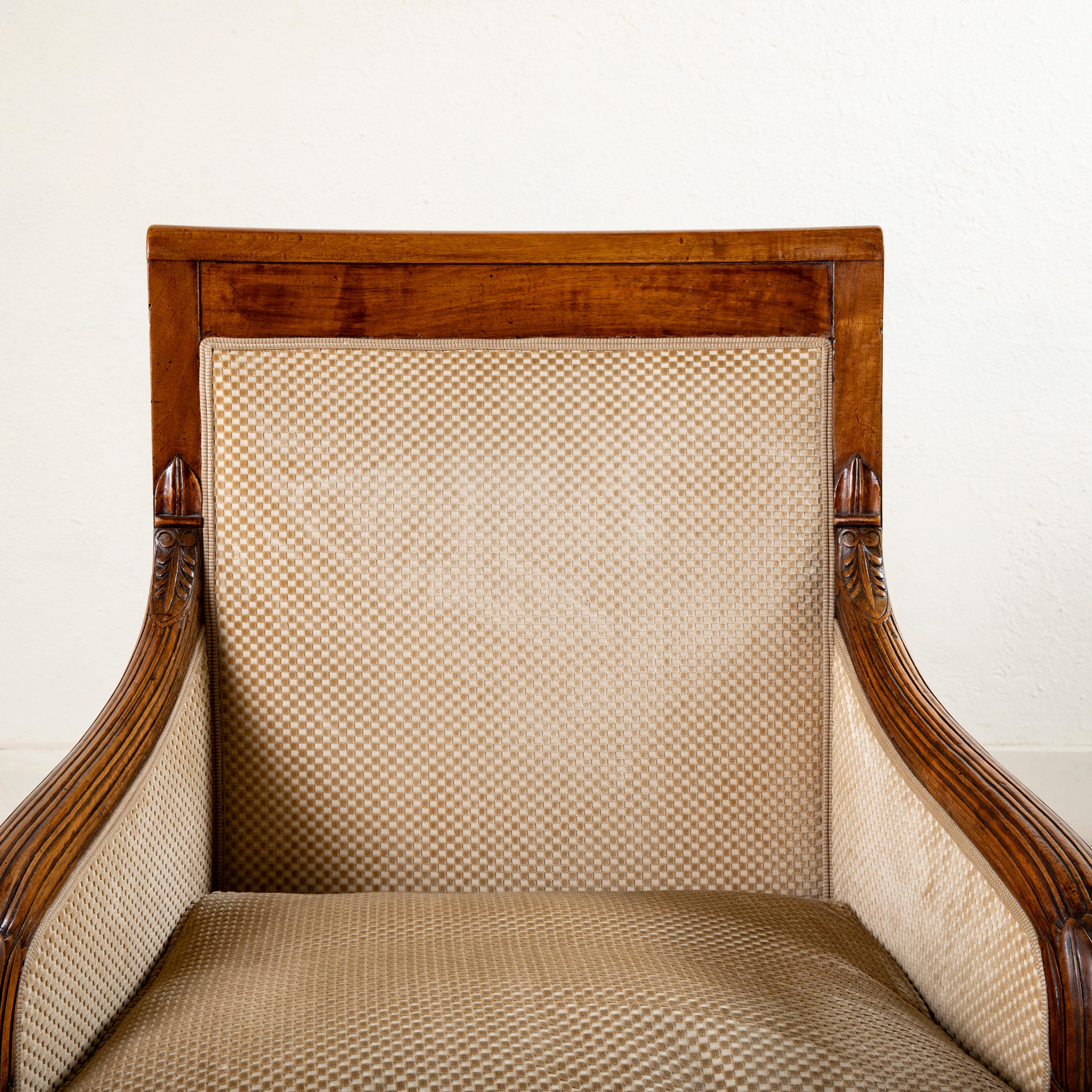 Paar handgeschnitzte Bergeres aus Nussbaumholz aus der französischen Empire-Periode des 19. Jahrhunderts, Sessel im Angebot 3