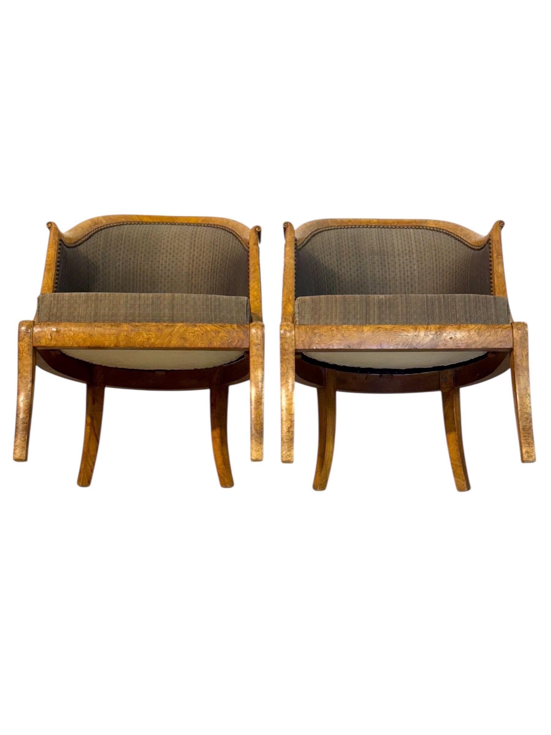 Coppia di poltrone a gondola in stile impero francese del XIX secolo in legno di radica in vendita 4