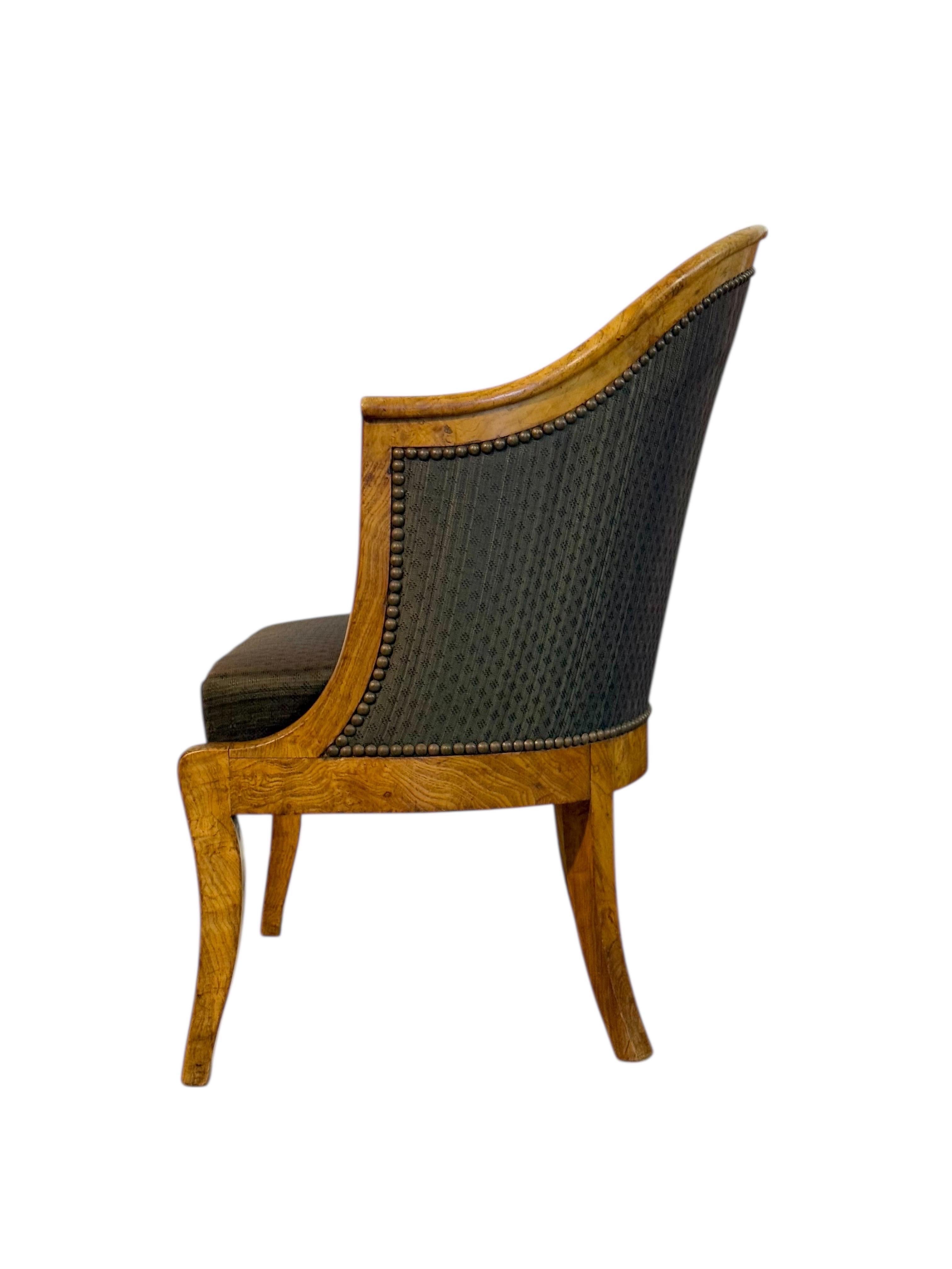 Coppia di poltrone a gondola in stile impero francese del XIX secolo in legno di radica in vendita 5