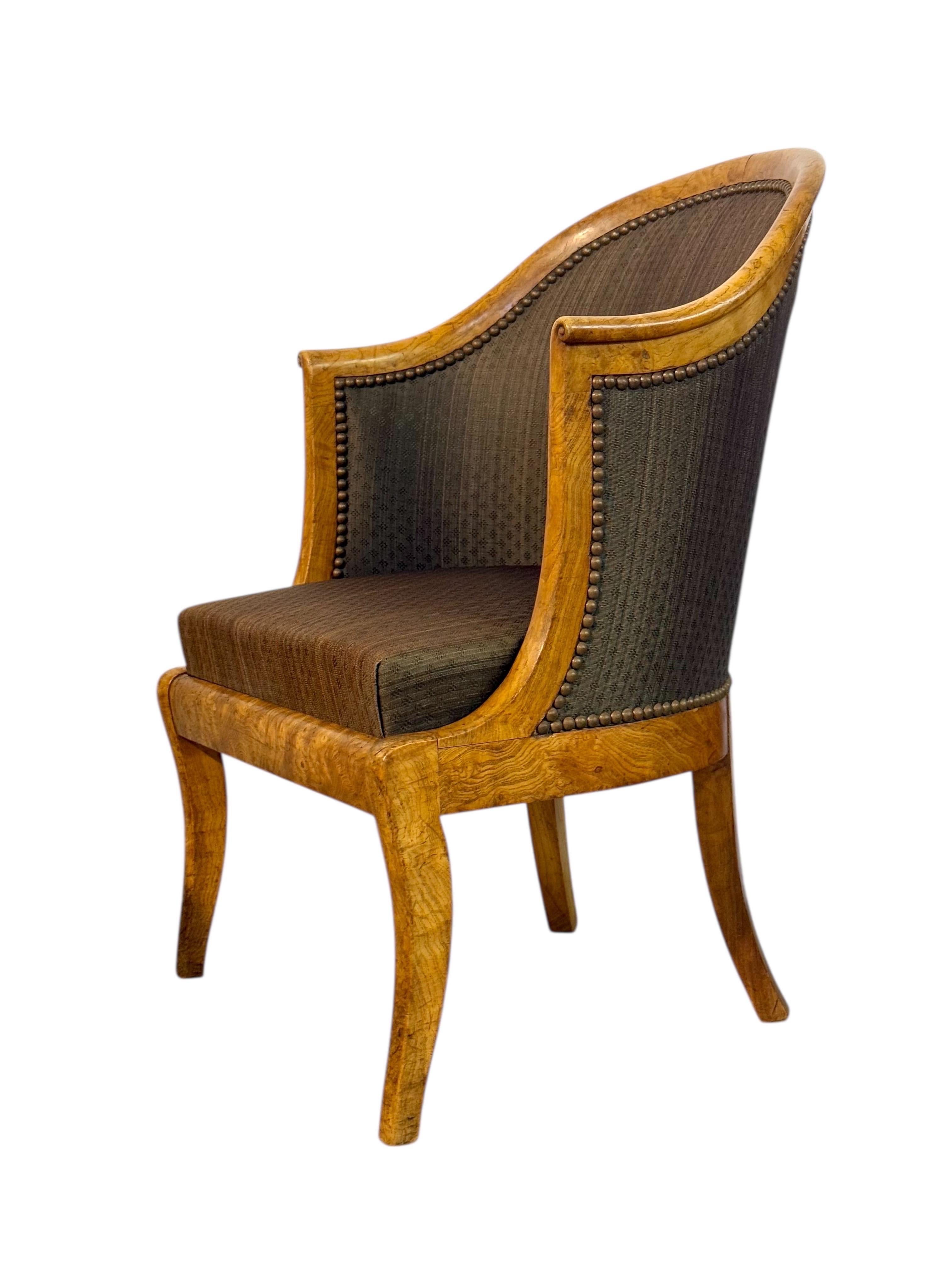 Elegante coppia di poltrone in stile Impero francese del XIX secolo con legno di radica splendidamente scolpito e un caratteristico schienale a forma di gondola, una forma che divenne emblematica delle sedute raffinate durante il periodo Impero. La