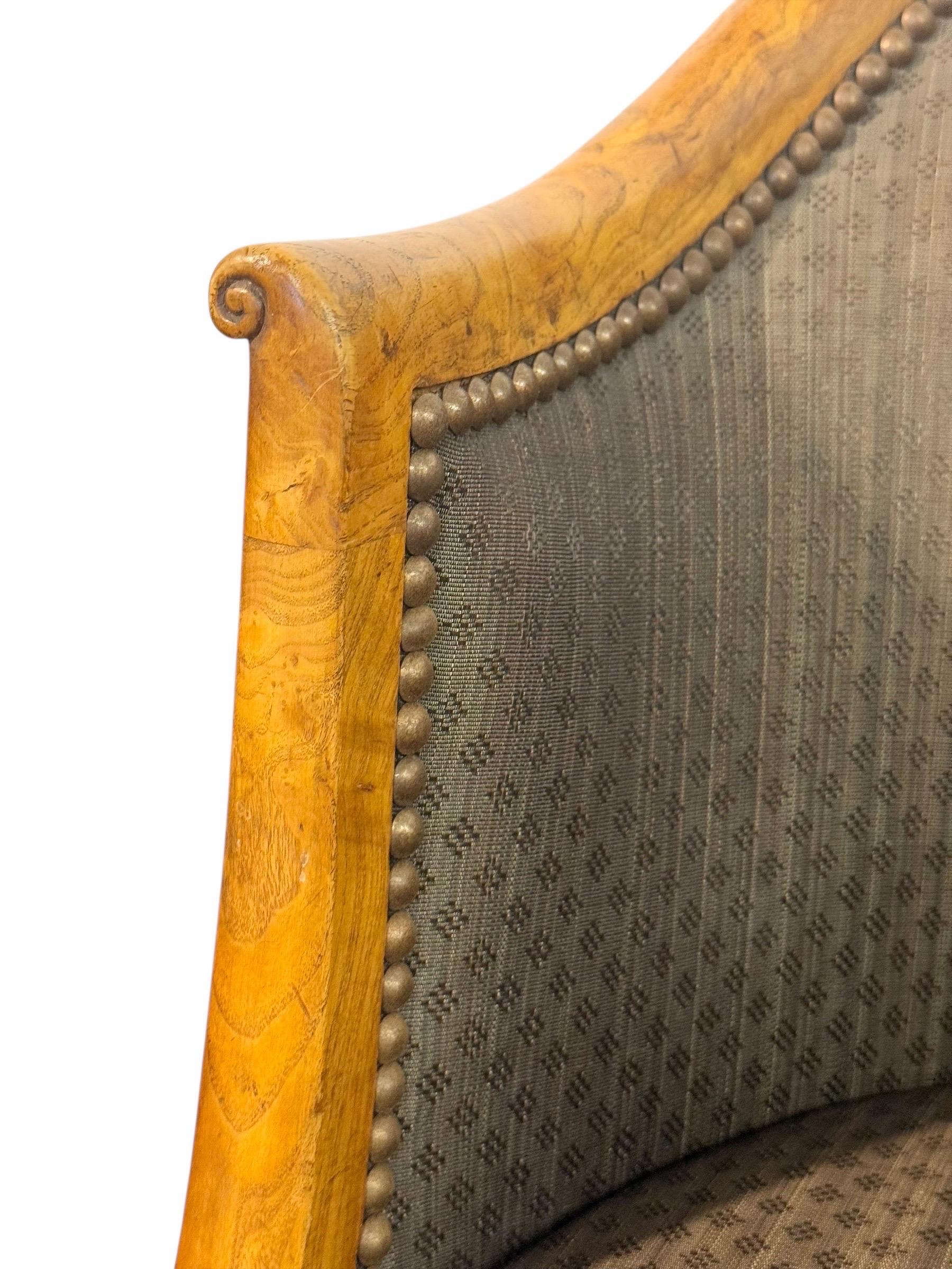 Francese Coppia di poltrone a gondola in stile impero francese del XIX secolo in legno di radica in vendita