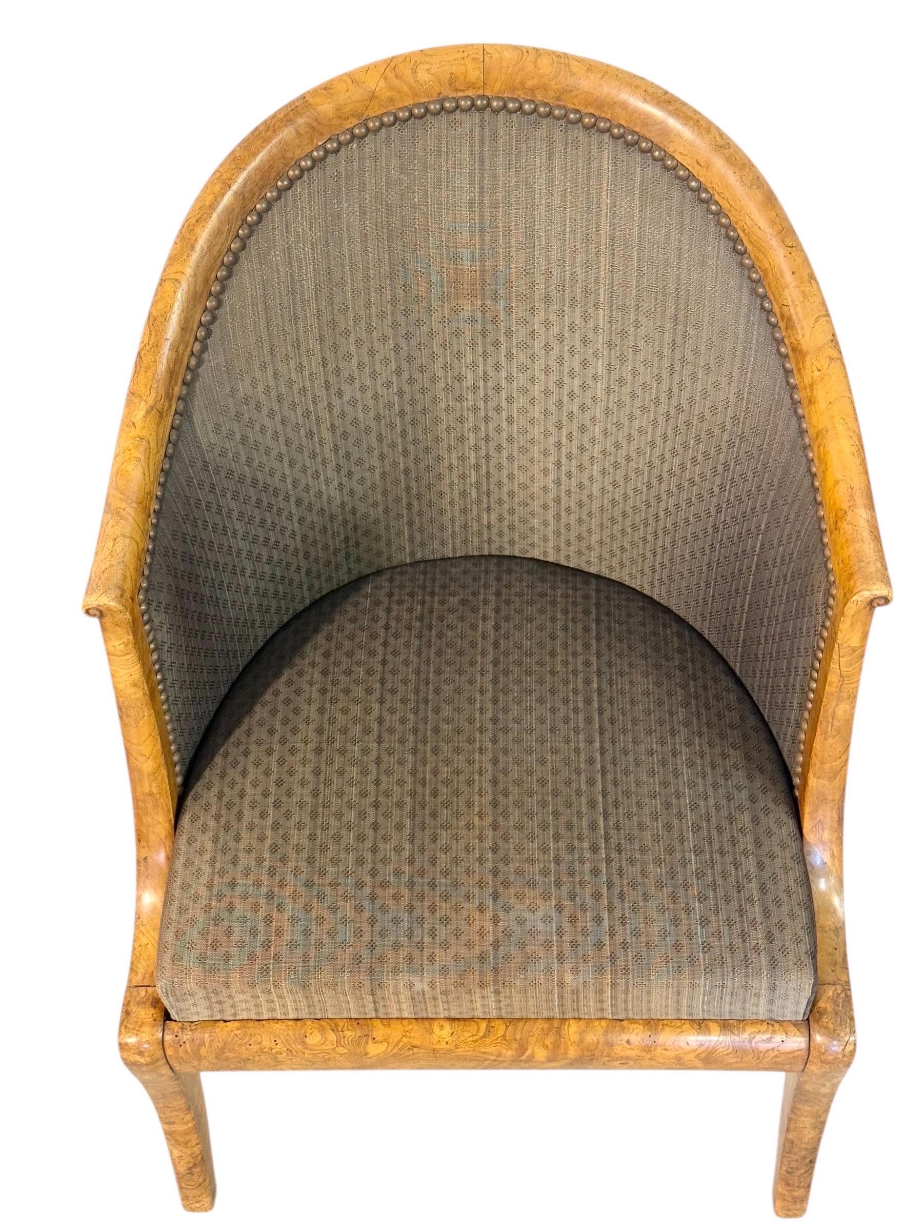 Intagliato a mano Coppia di poltrone a gondola in stile impero francese del XIX secolo in legno di radica in vendita