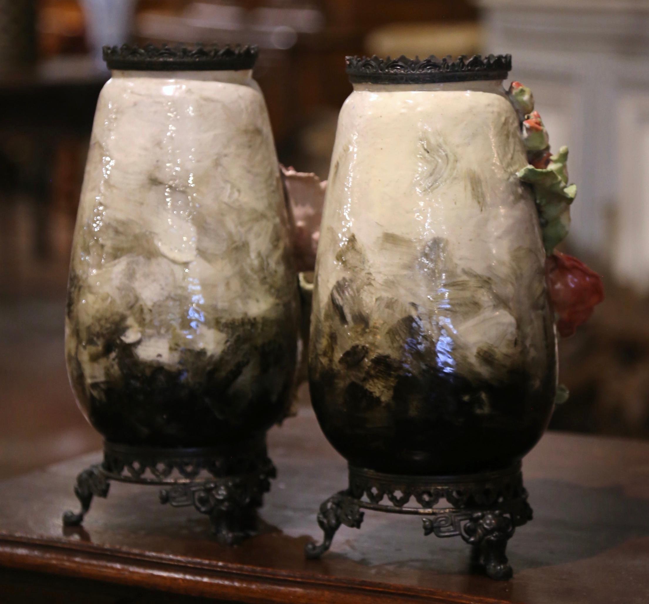 Paire de vases Barbotine en faïence et laiton à décor floral du XIXe siècle 4