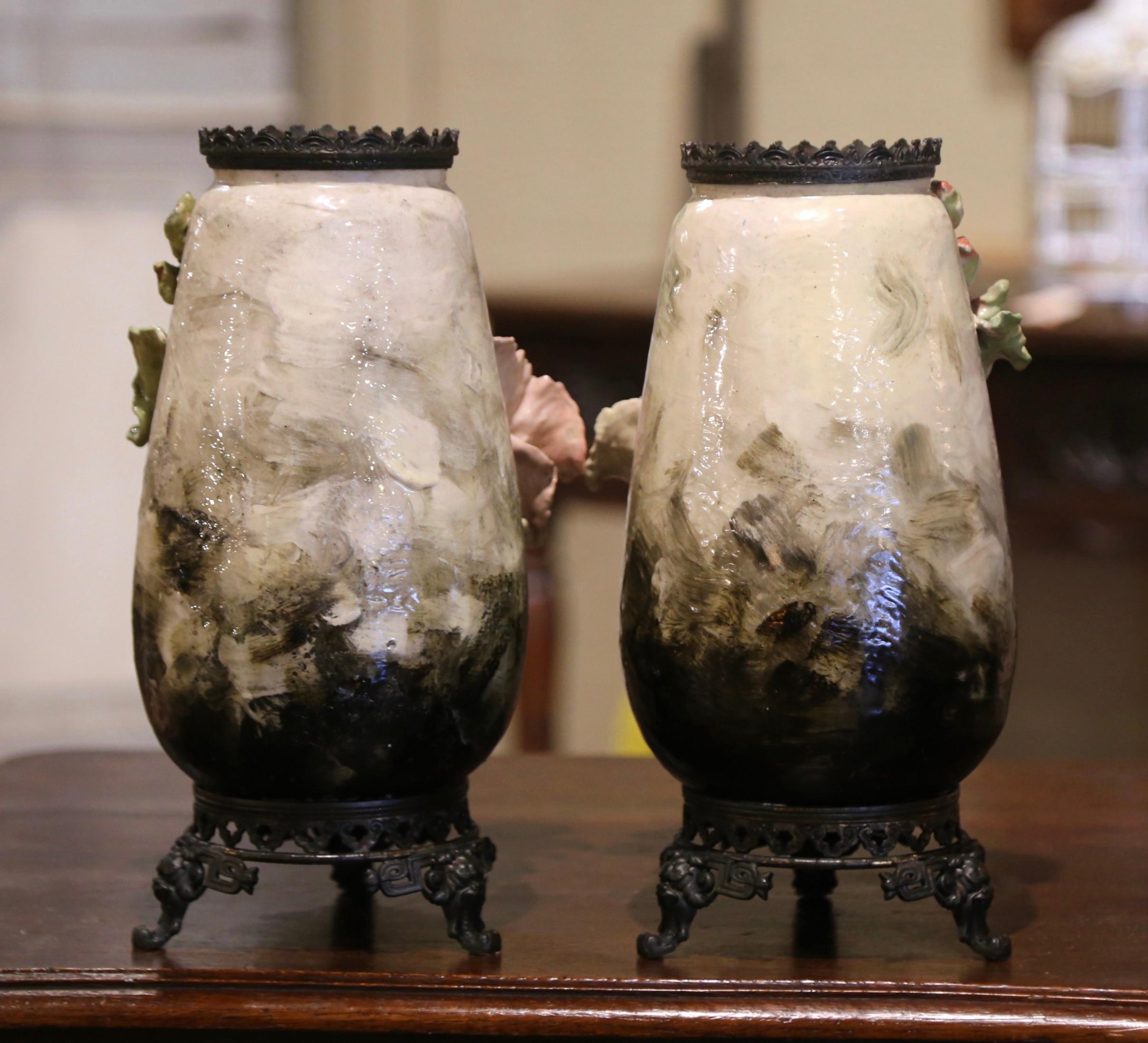 Paire de vases Barbotine en faïence et laiton à décor floral du XIXe siècle 5