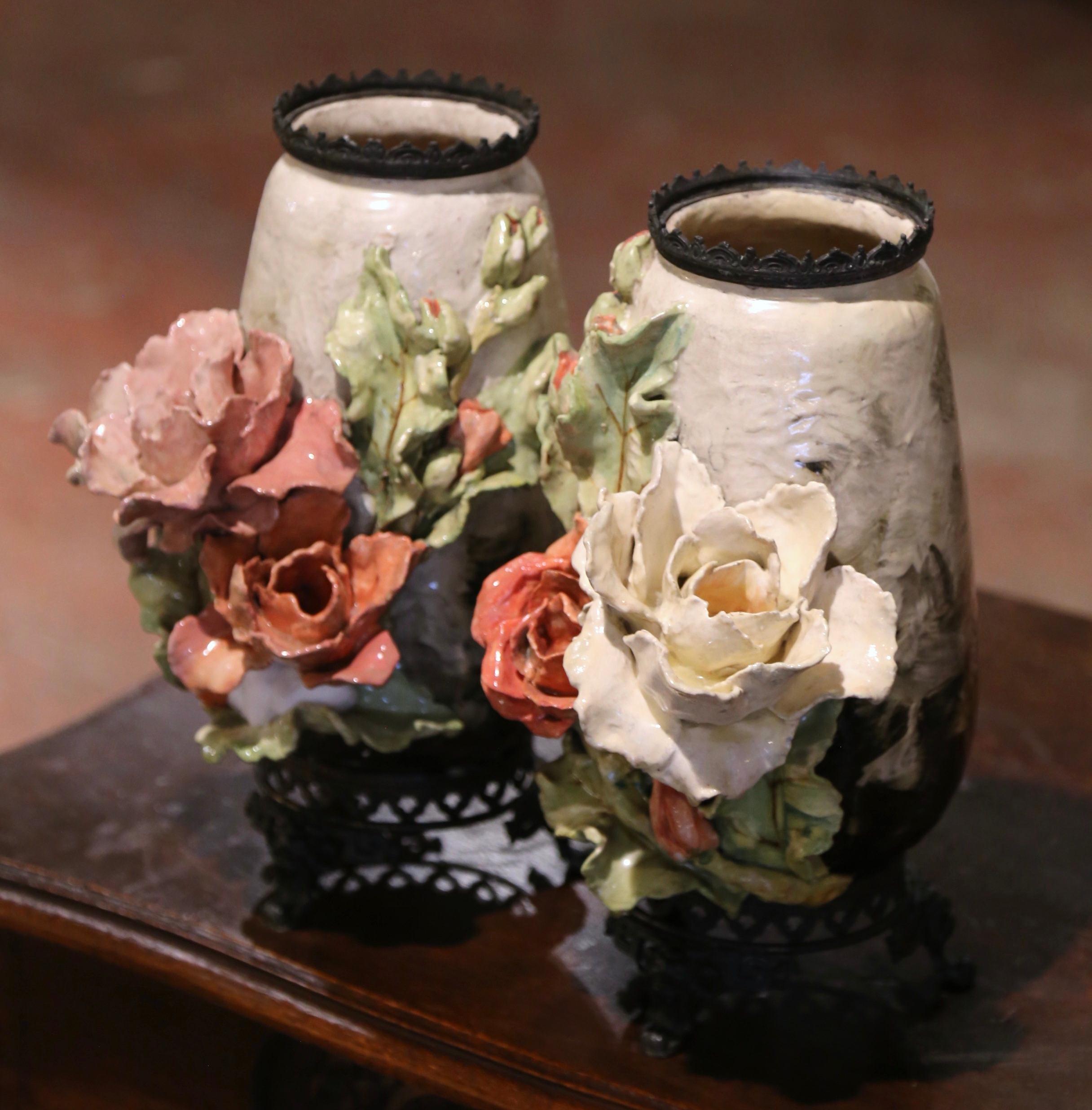 Décorez un comptoir de cuisine ou présentez une étagère avec cette élégante paire de vases anciens en majolique. Fabriqué à Montigny sur Loing, en France, vers 1860, chaque vase orné repose sur une base en laiton noirci patiné, avec des pieds en