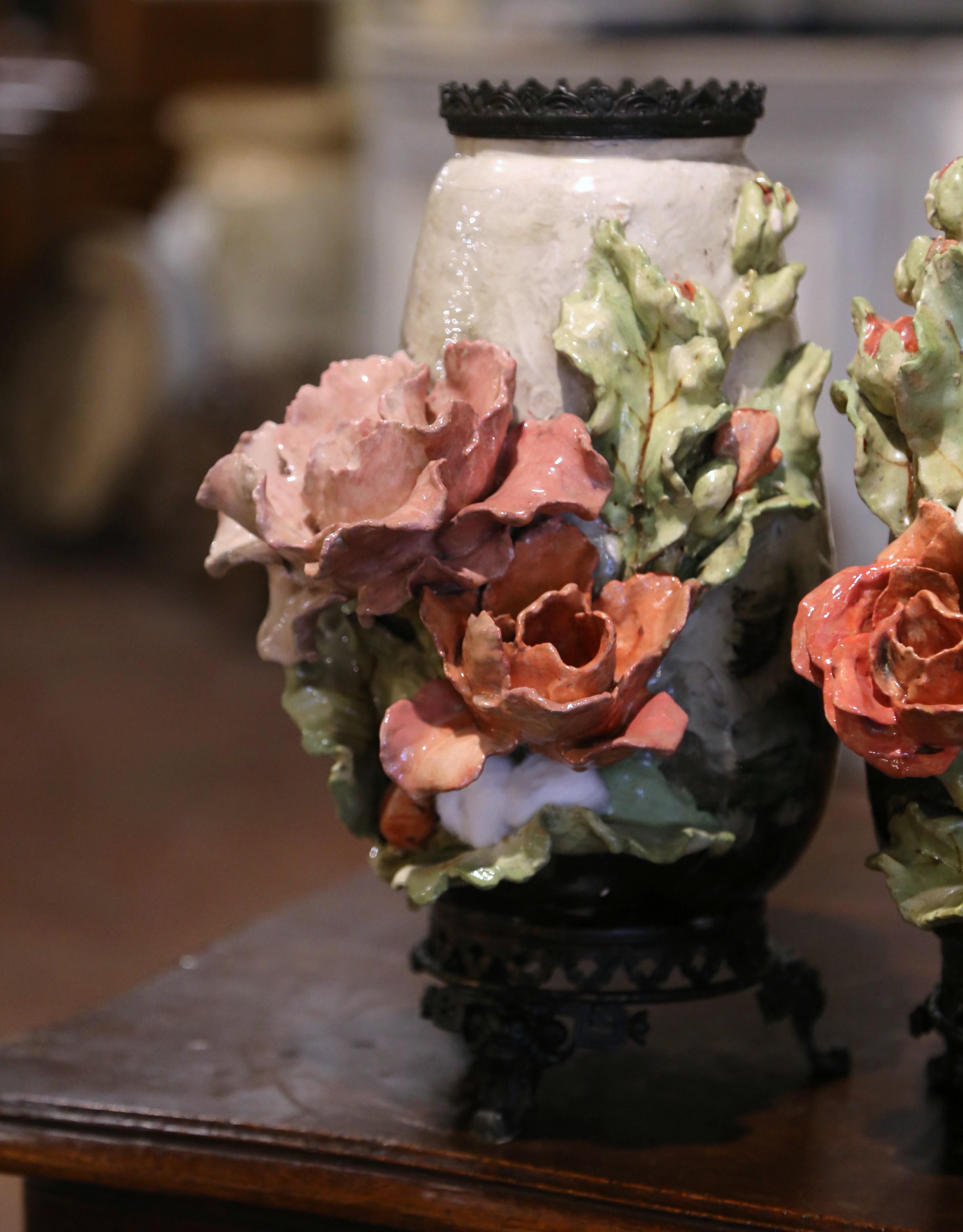 Français Paire de vases Barbotine en faïence et laiton à décor floral du XIXe siècle