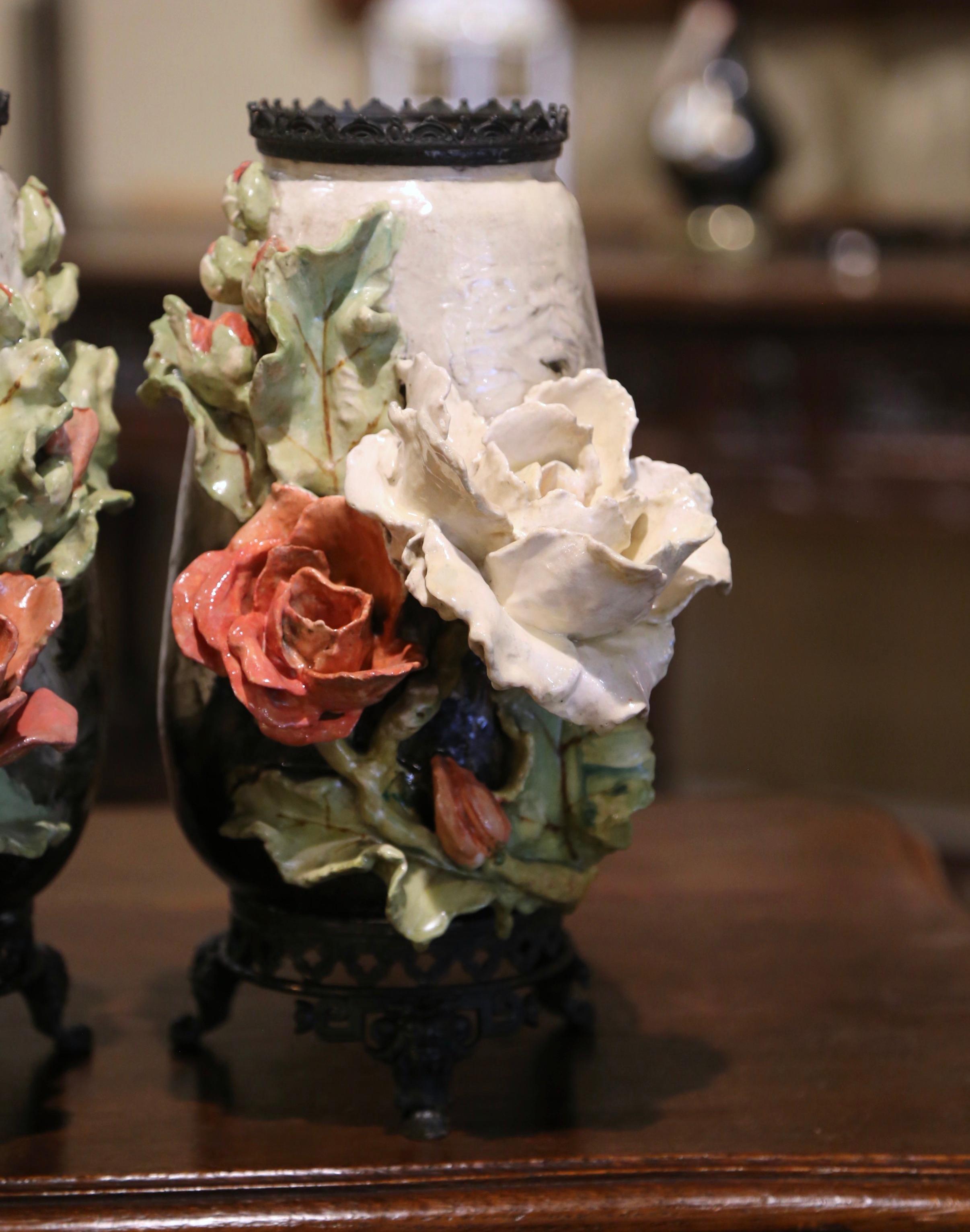Sculpté à la main Paire de vases Barbotine en faïence et laiton à décor floral du XIXe siècle