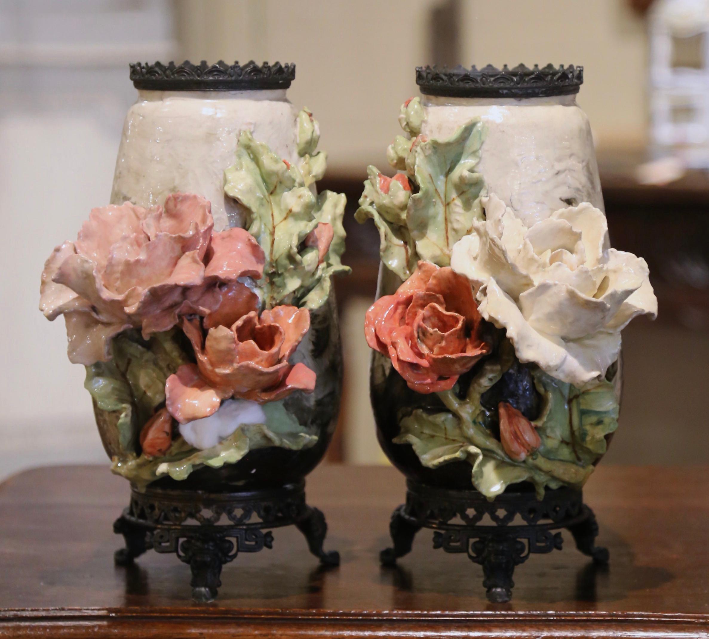 Paire de vases Barbotine en faïence et laiton à décor floral du XIXe siècle Excellent état à Dallas, TX