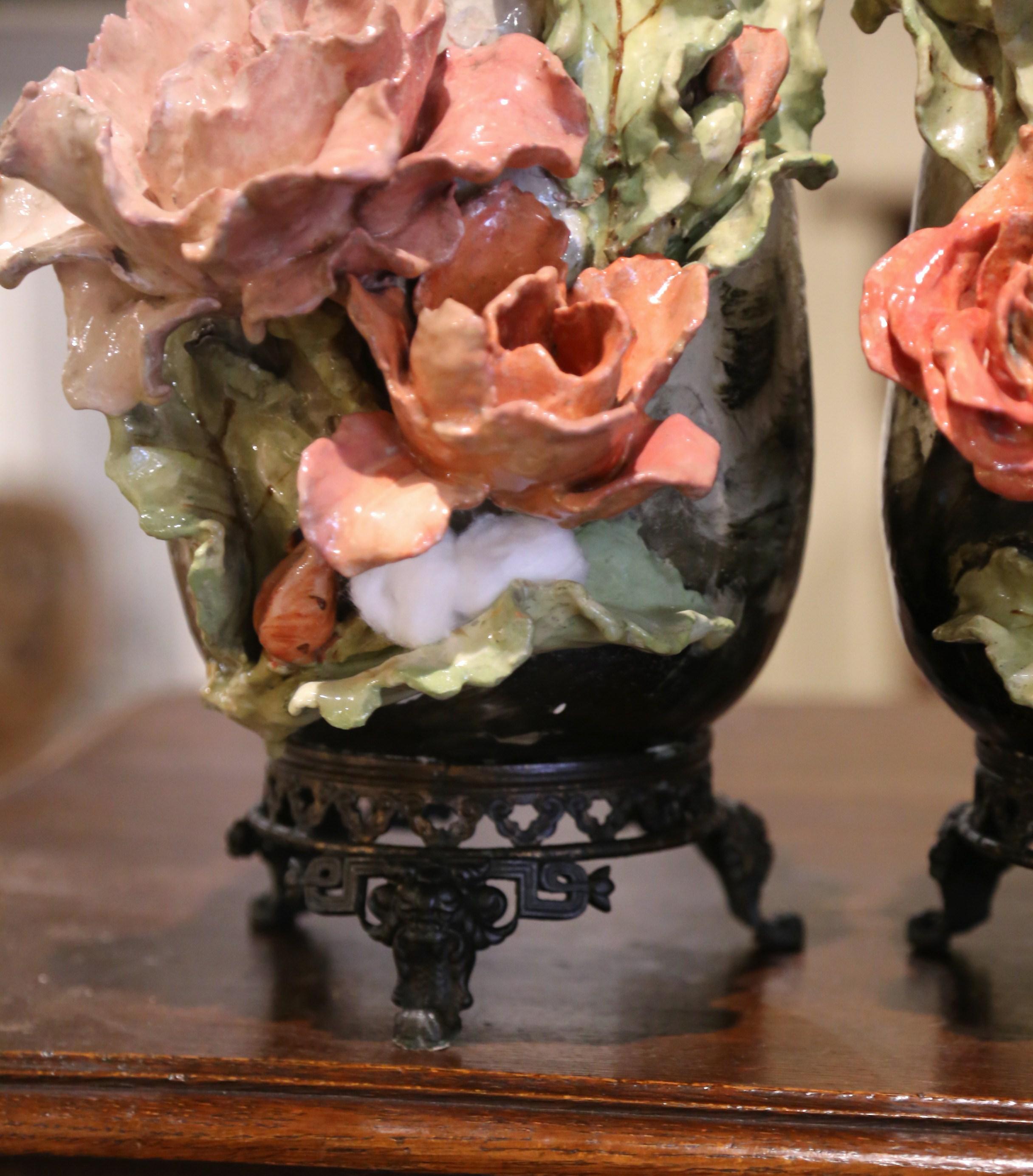 Majolique Paire de vases Barbotine en faïence et laiton à décor floral du XIXe siècle