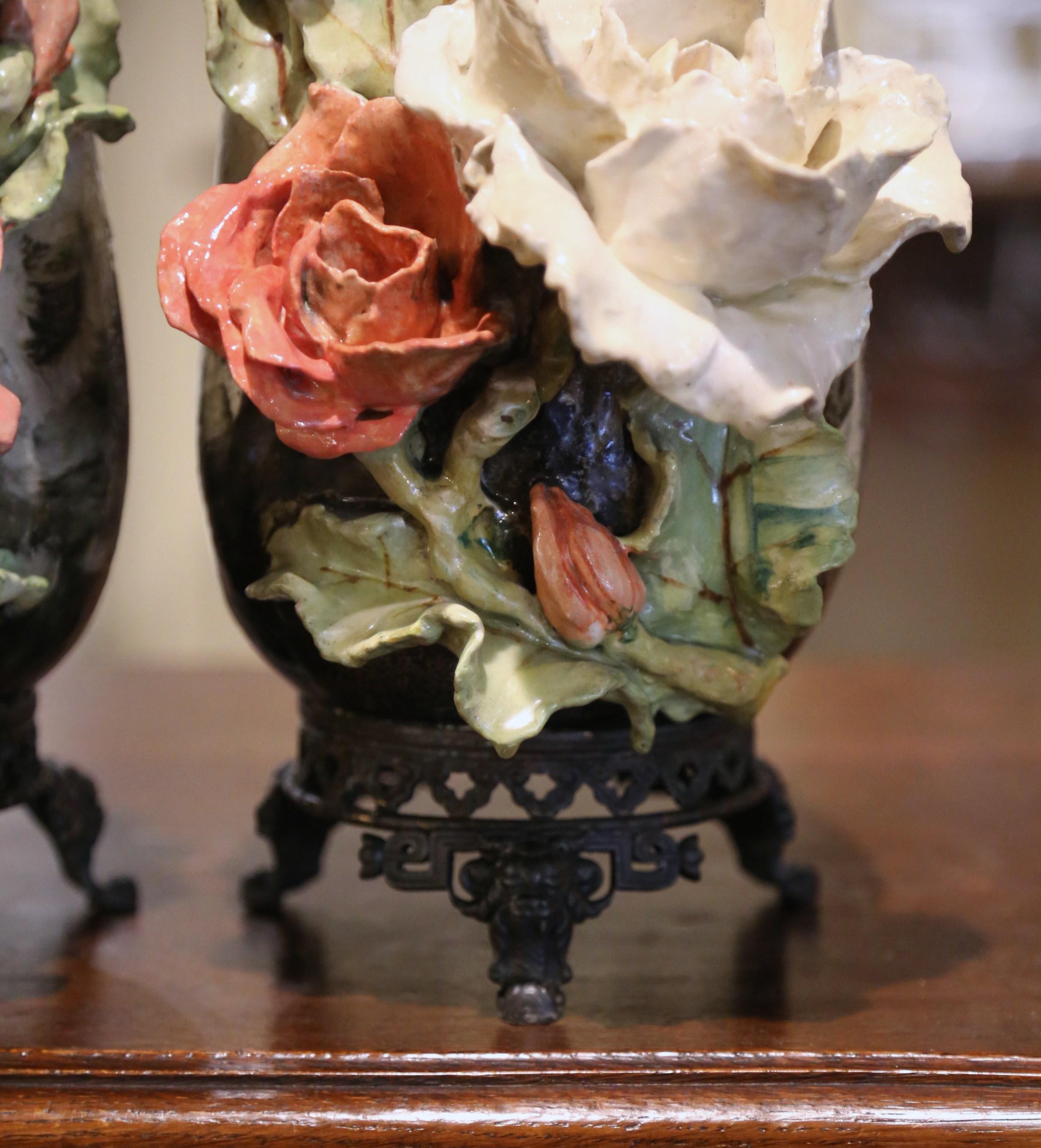 Paire de vases Barbotine en faïence et laiton à décor floral du XIXe siècle 1