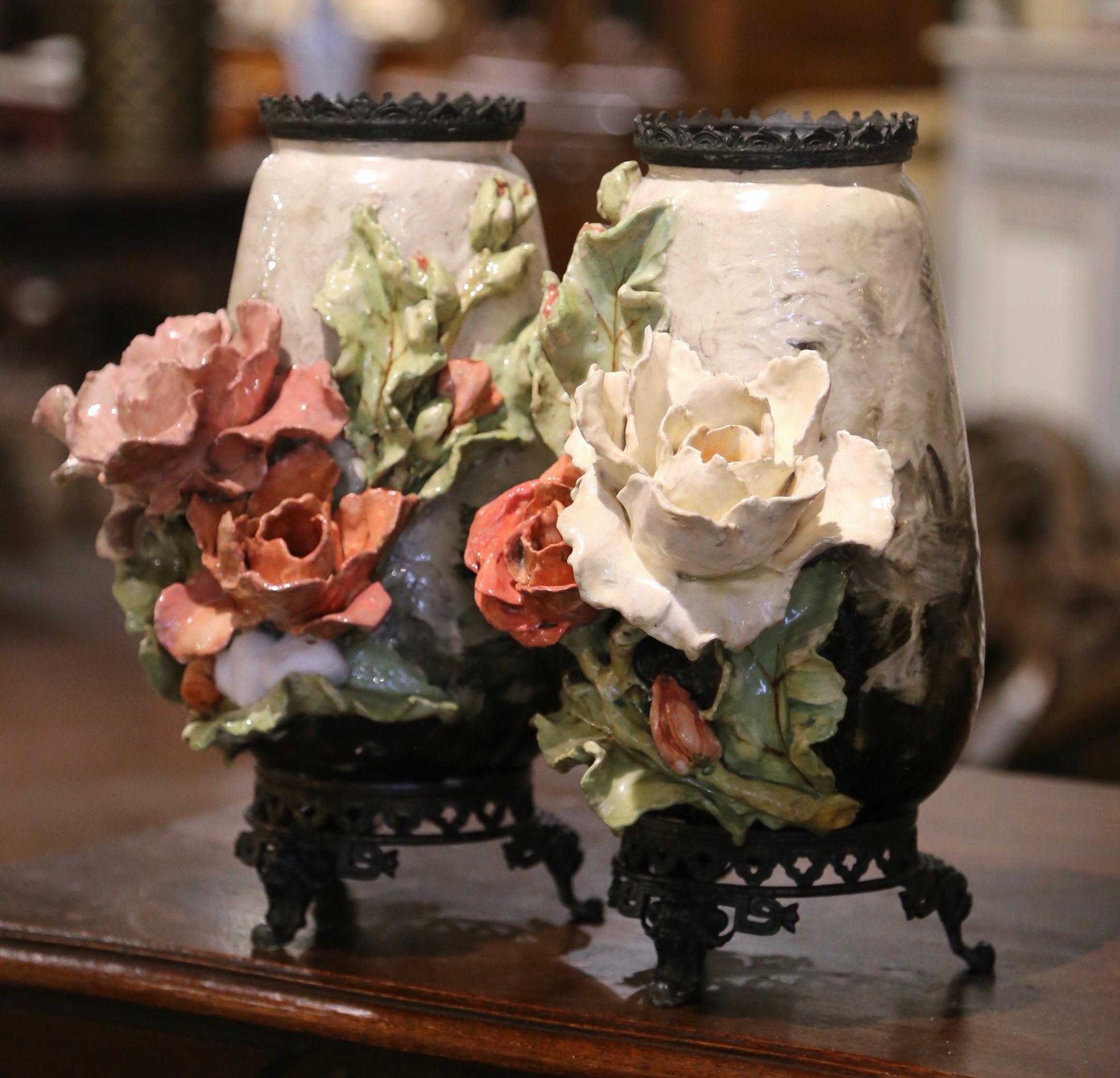 Paire de vases Barbotine en faïence et laiton à décor floral du XIXe siècle 2