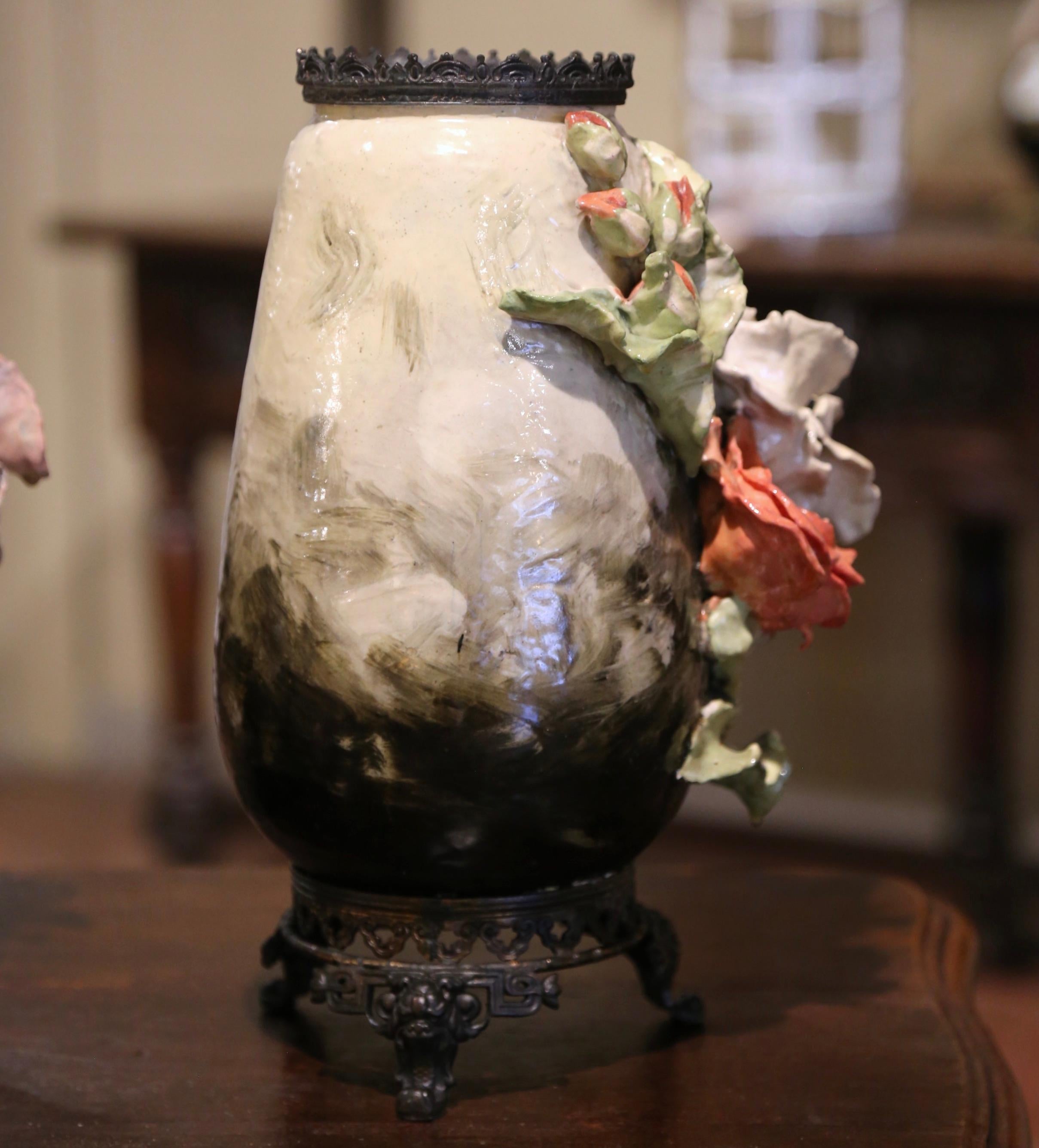 Paire de vases Barbotine en faïence et laiton à décor floral du XIXe siècle 3