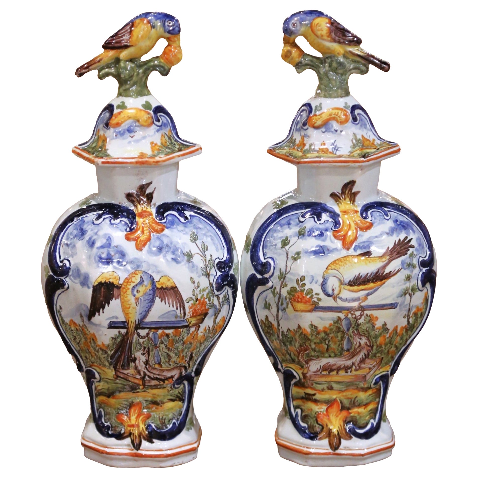 Coppia di bottiglie di maiolica francese del XIX secolo con tappi a forma di uccello