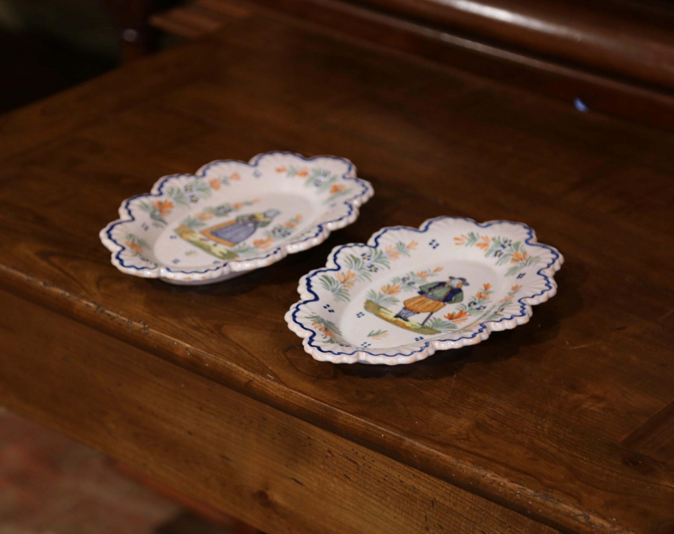 Pair of 19th Century French Faience Oval Wall Plates Signed Henriot Quimper (19. Jahrhundert)