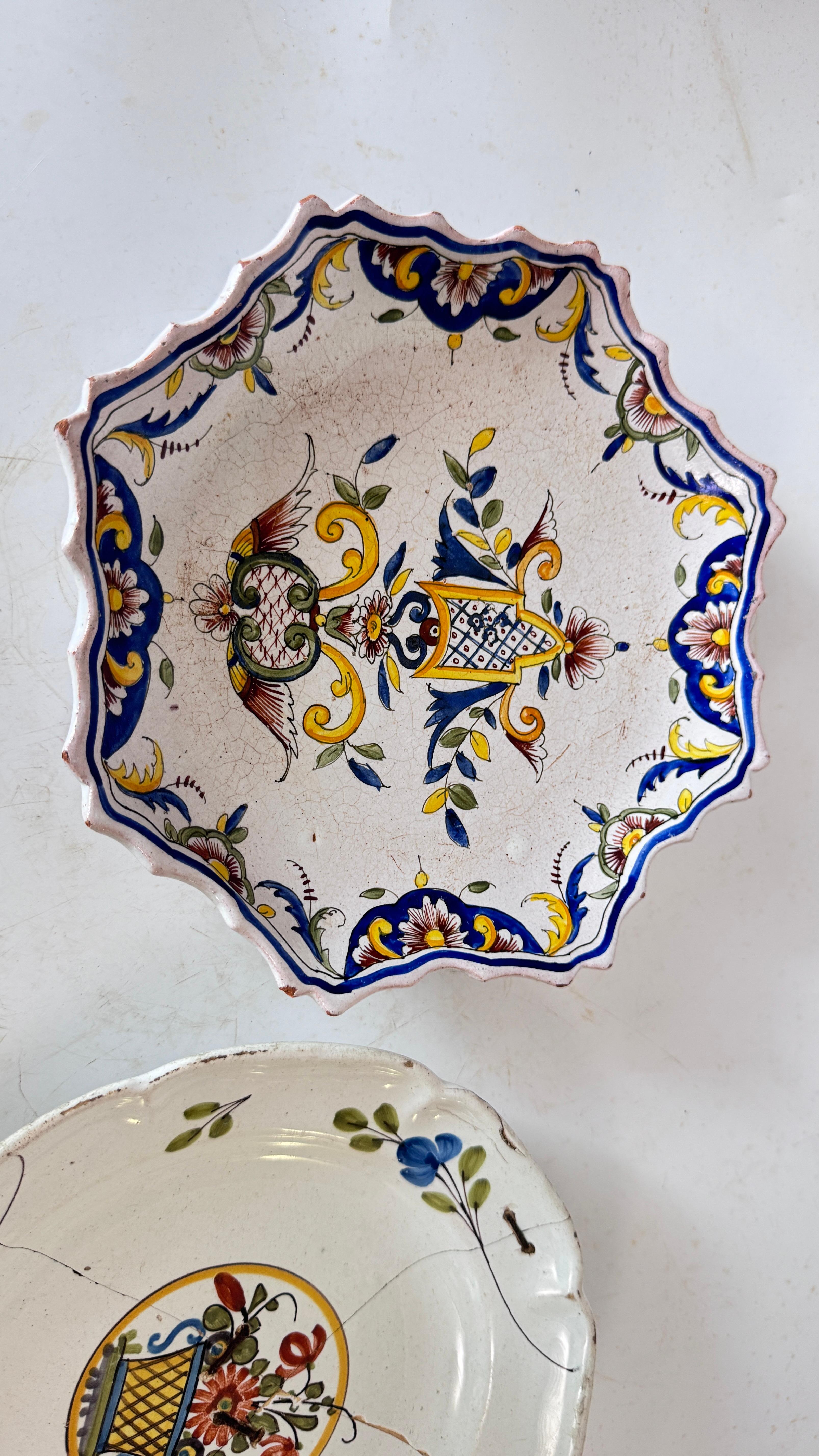 Pair of 19th-Century French Faience Plates – Hand-Painted Rouen Style In Good Condition For Sale In Auribeau sur Siagne, FR