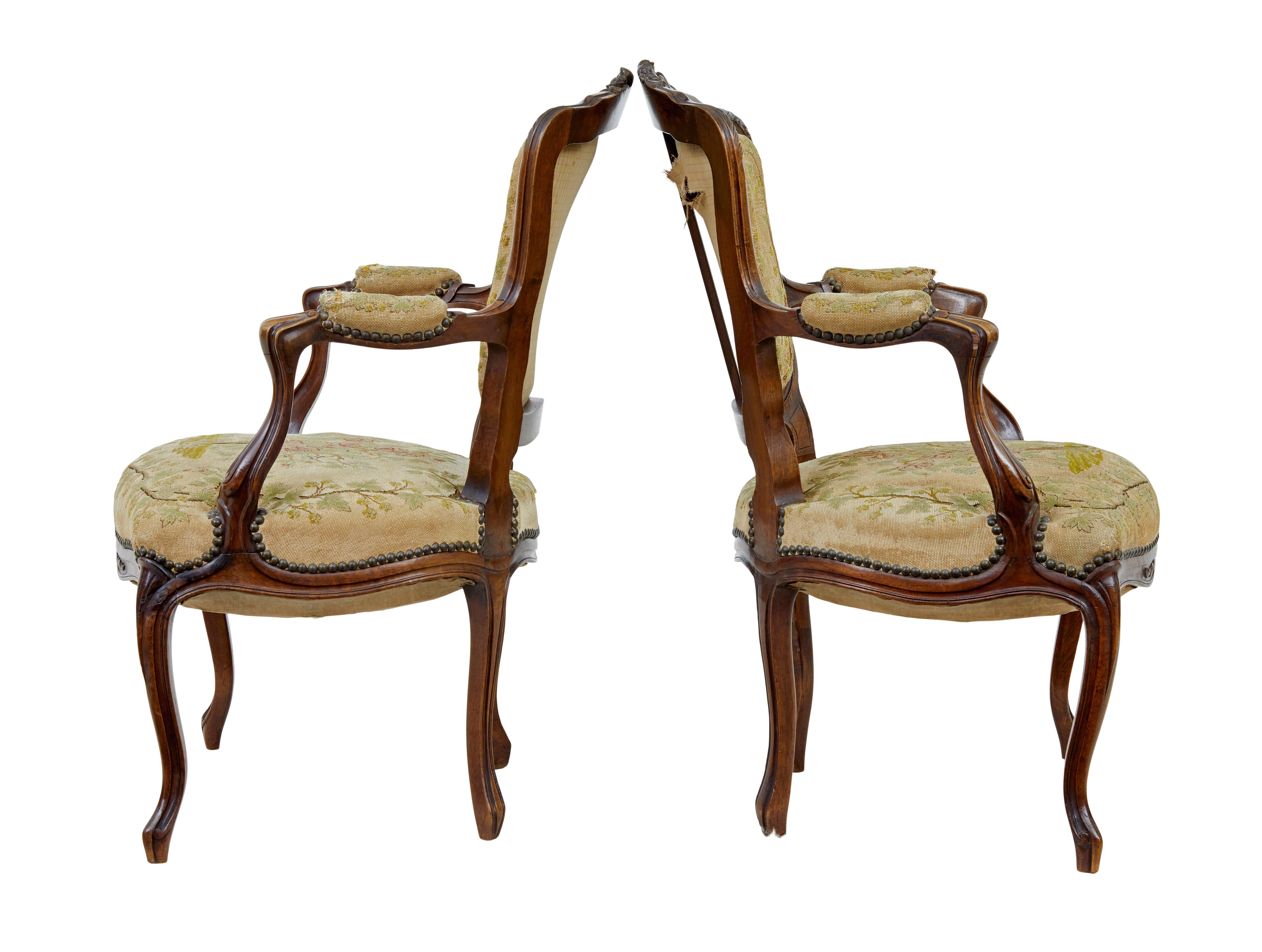 Paire de fauteuils en noyer du XIXe siècle, vers 1870.

Paire de fauteuils en noyer sculpté, vers 1870. Belles proportions pour cette paire de chaises, dont l'assise et le dossier sont recouverts d'une tapisserie d'origine représentant un arbre. La