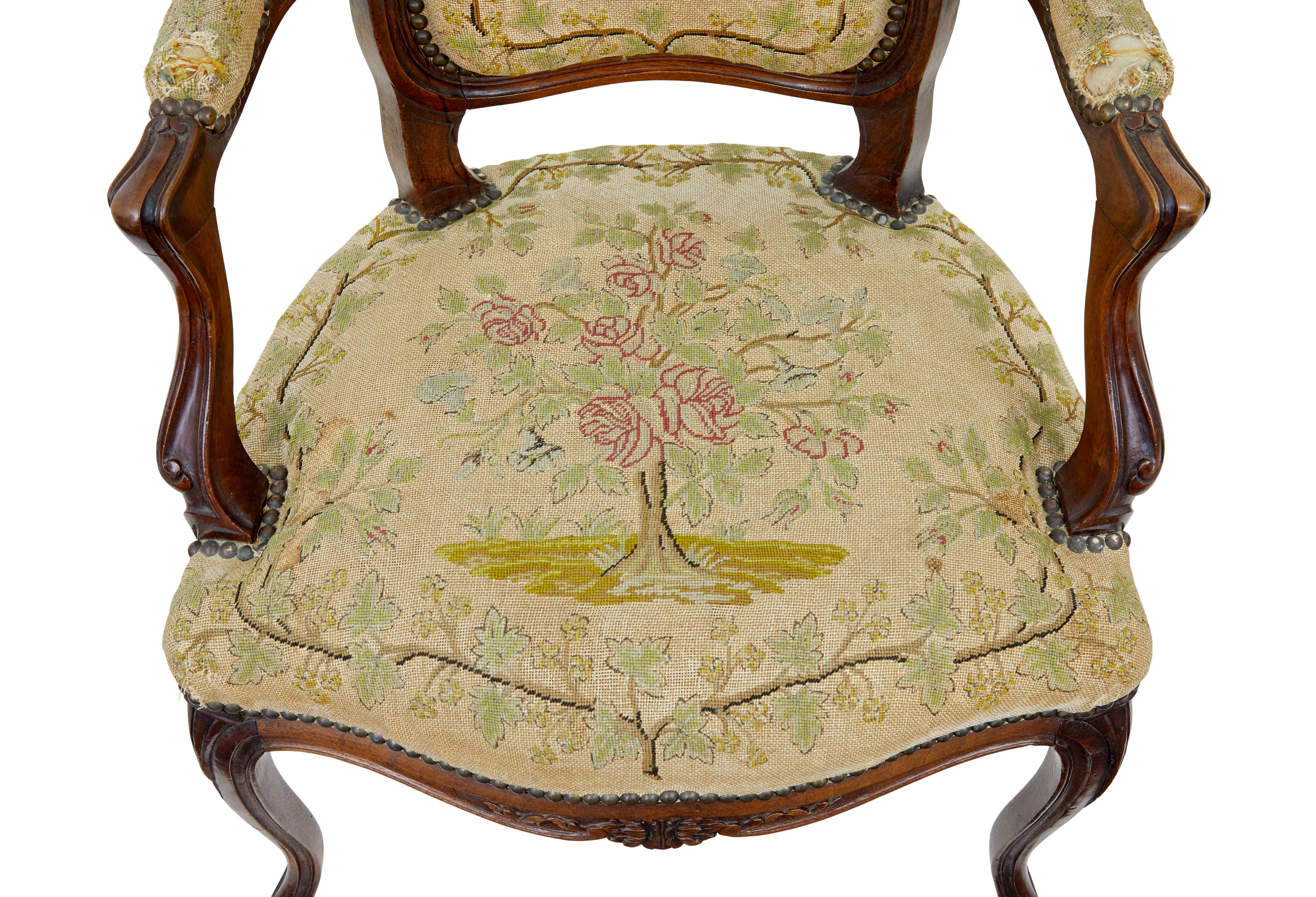 Sculpté Paire de fauteuils en noyer du XIXe siècle en vente